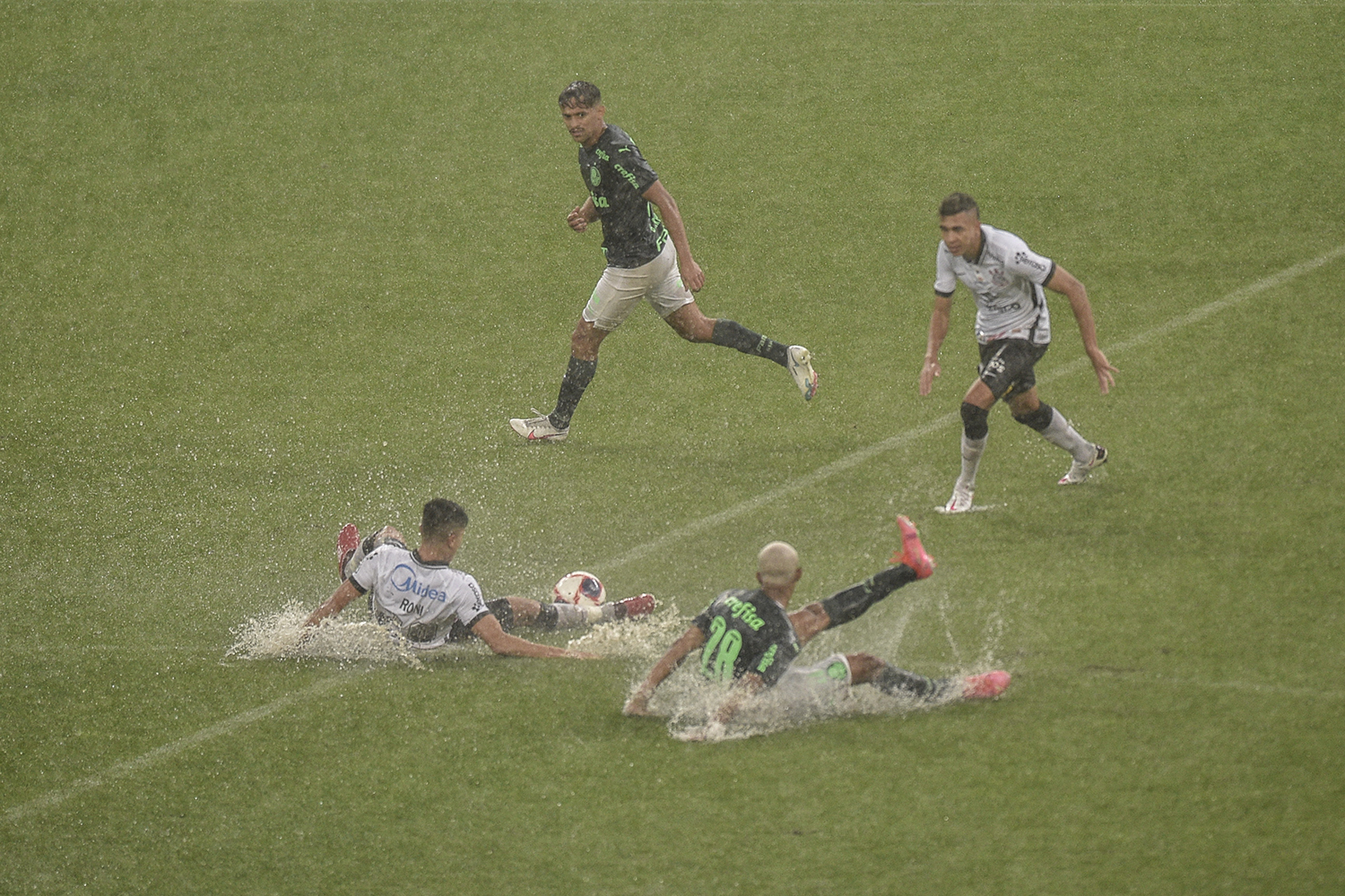 Paulistão: Corinthians e Palmeiras empatam com gols de jovens talentos