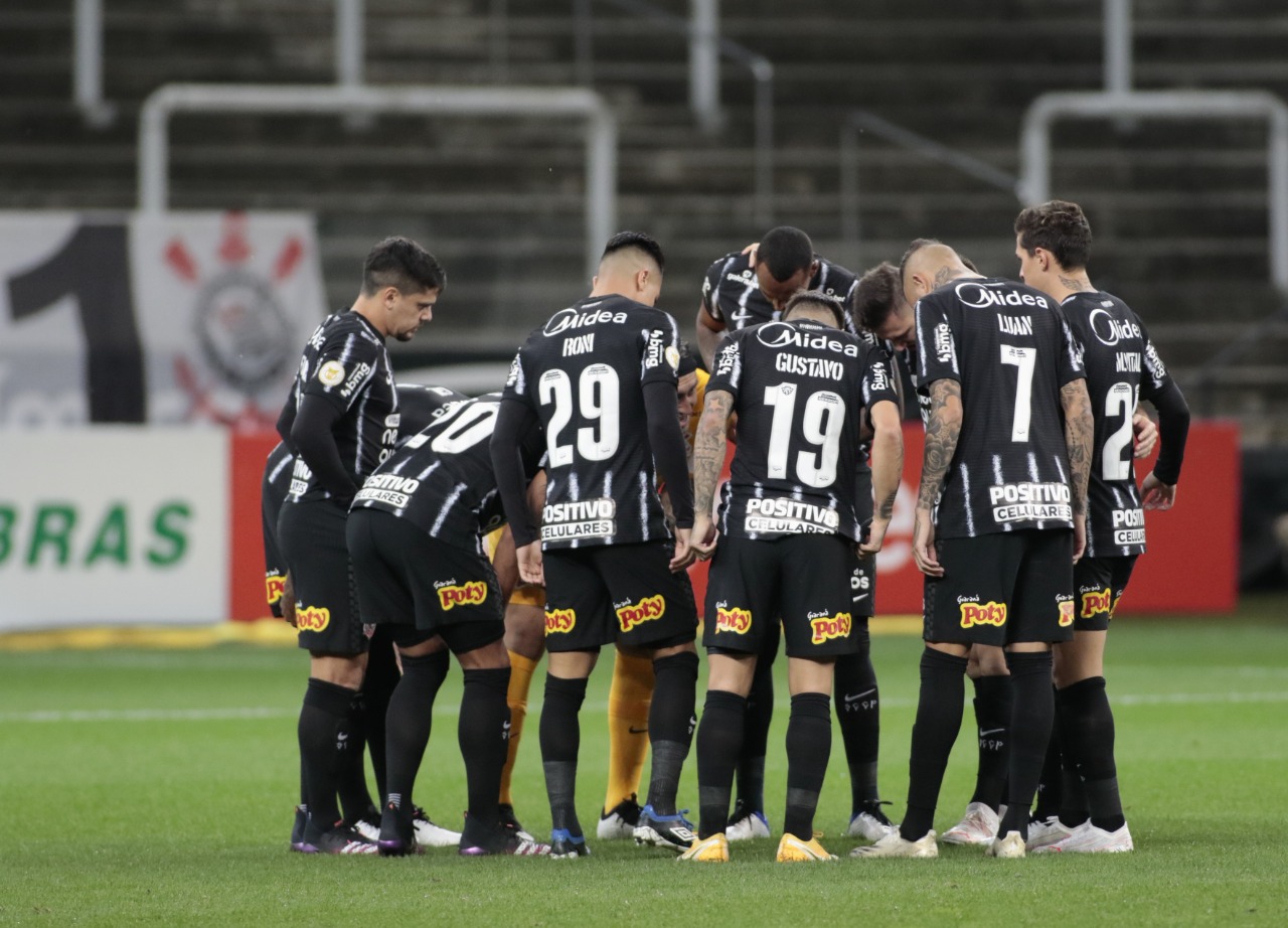 Corinthians erra pênalti e perde para o Atlético-GO na estreia de Sylvinho