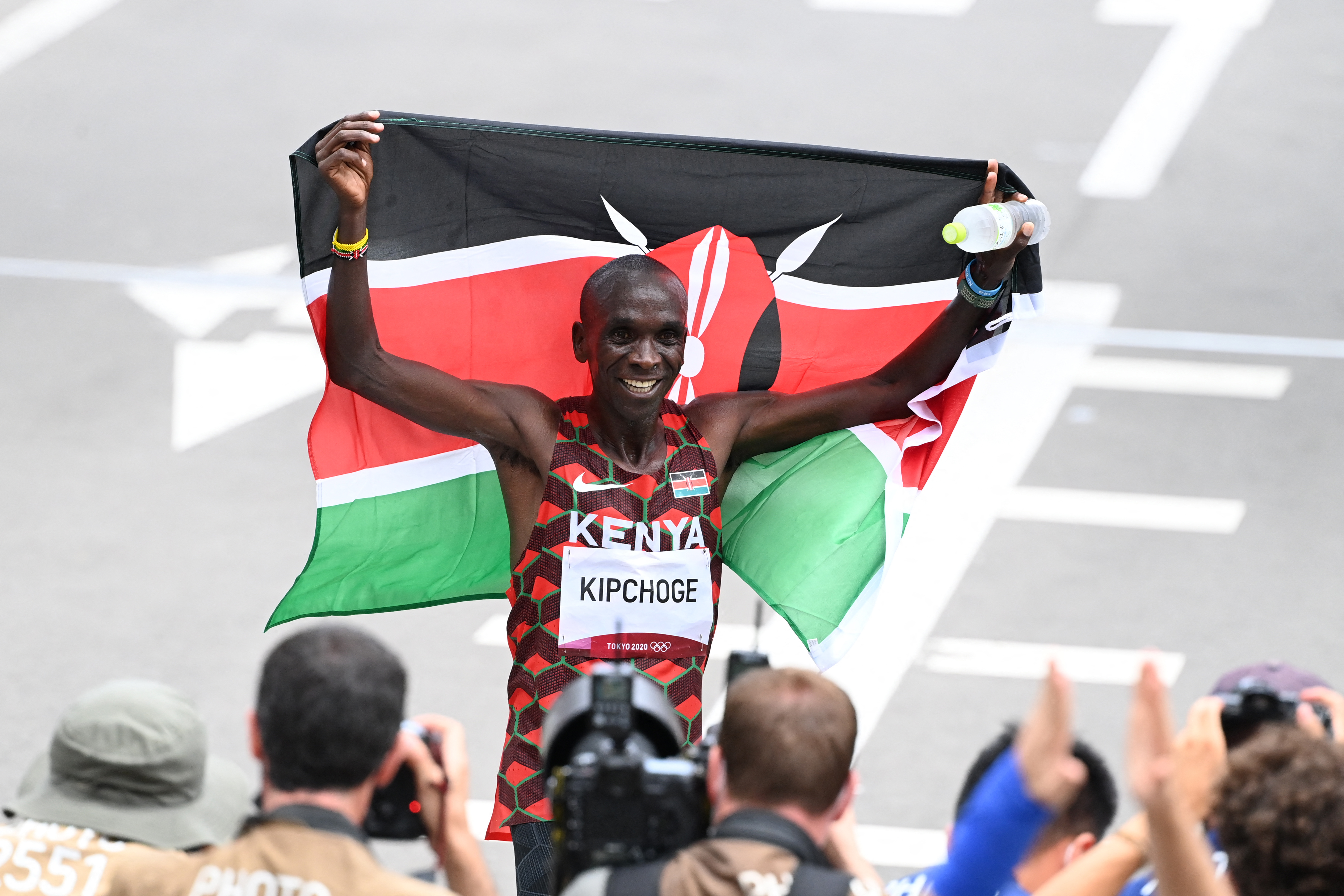 Queniano Eliud Kipchoge confirma favoritismo e é bicampeão da maratona