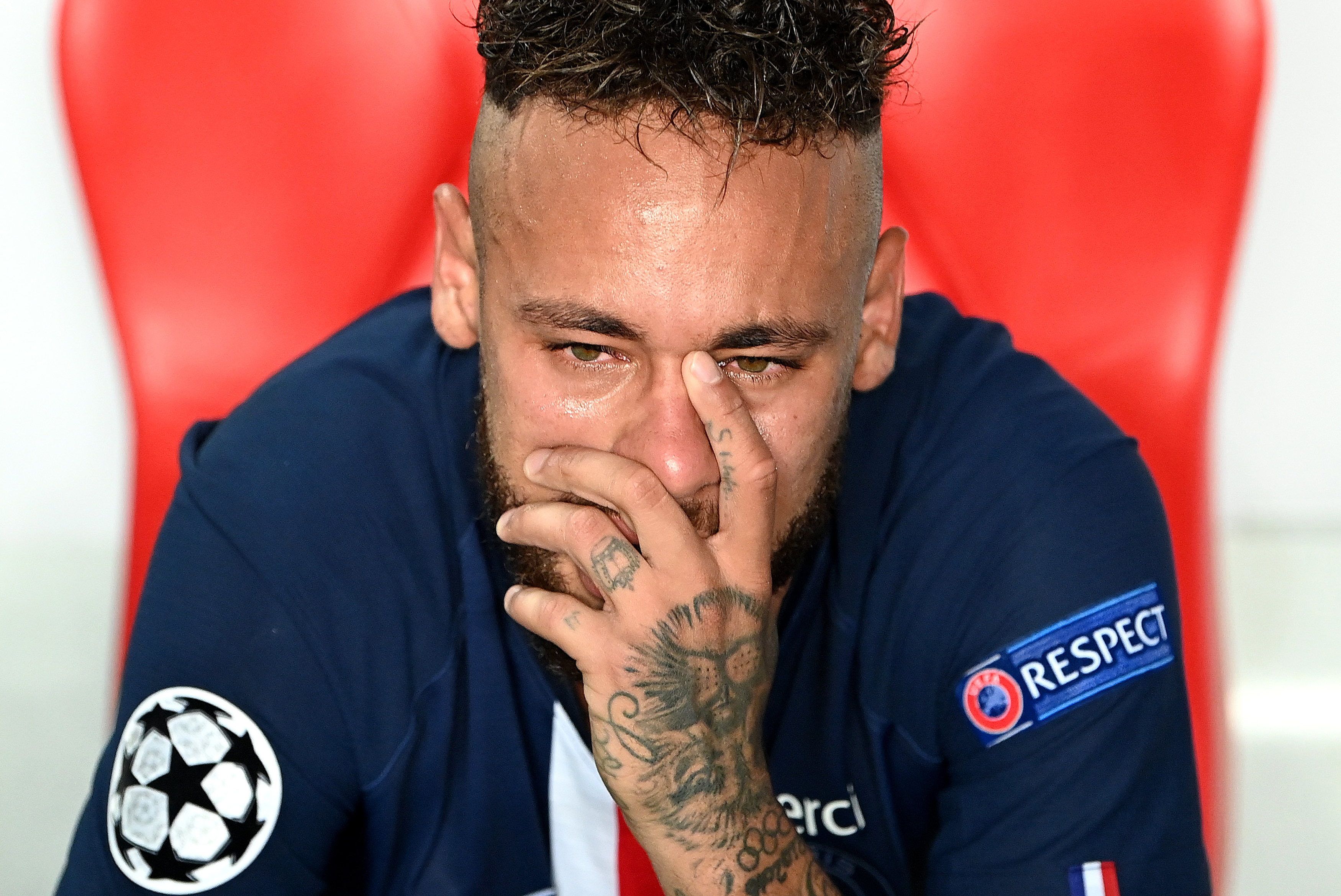 Choro, consolo de rivais e redes: as reações de Neymar após derrota