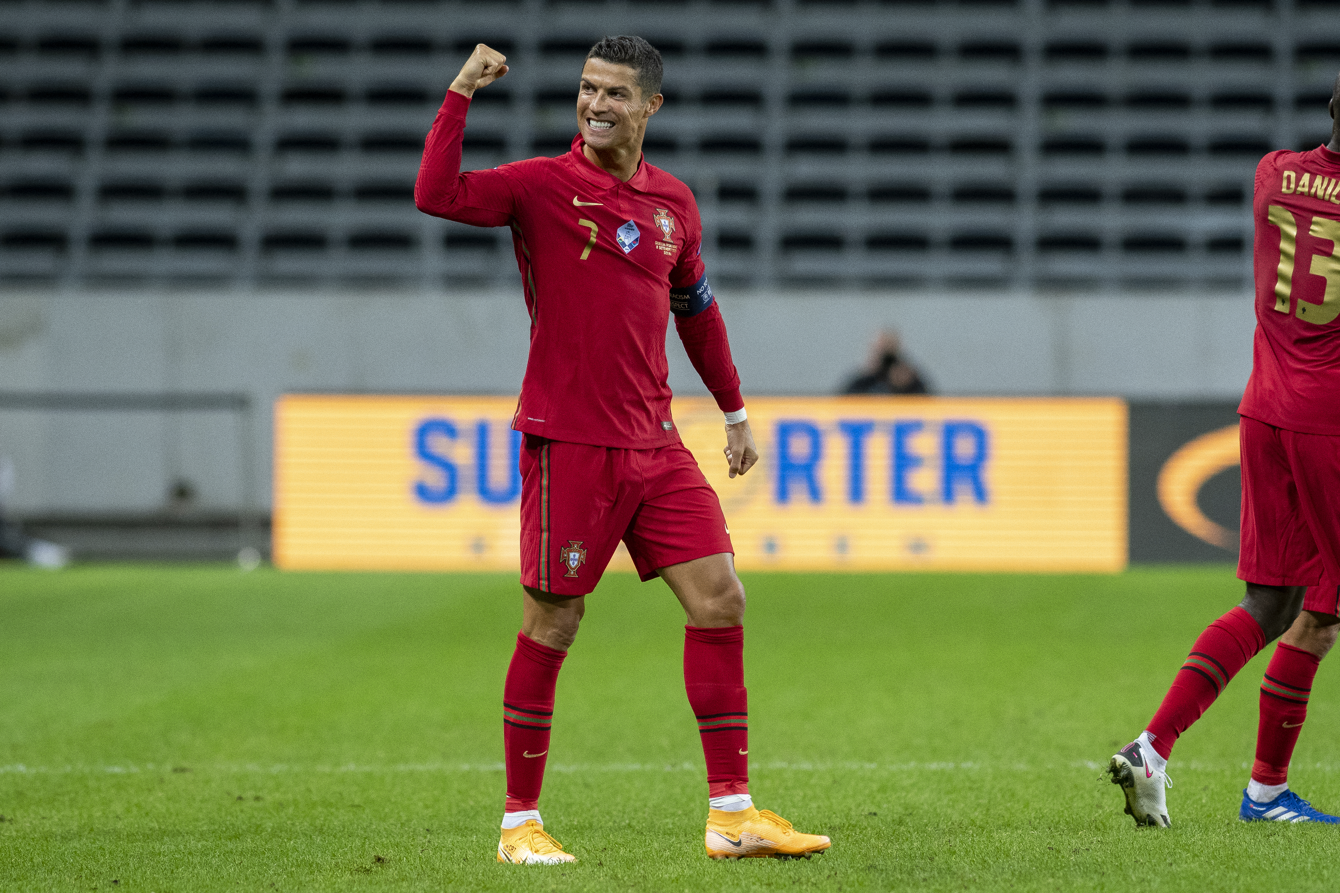 Cristiano Ronaldo marcou, de falta, um belo gol contra a Suécia em Stocolmo