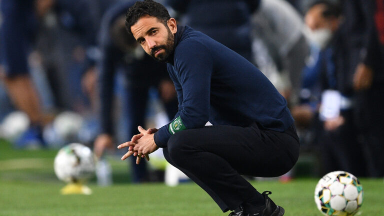 Precoce e recordista: quem é o técnico que pode findar o jejum do Sporting