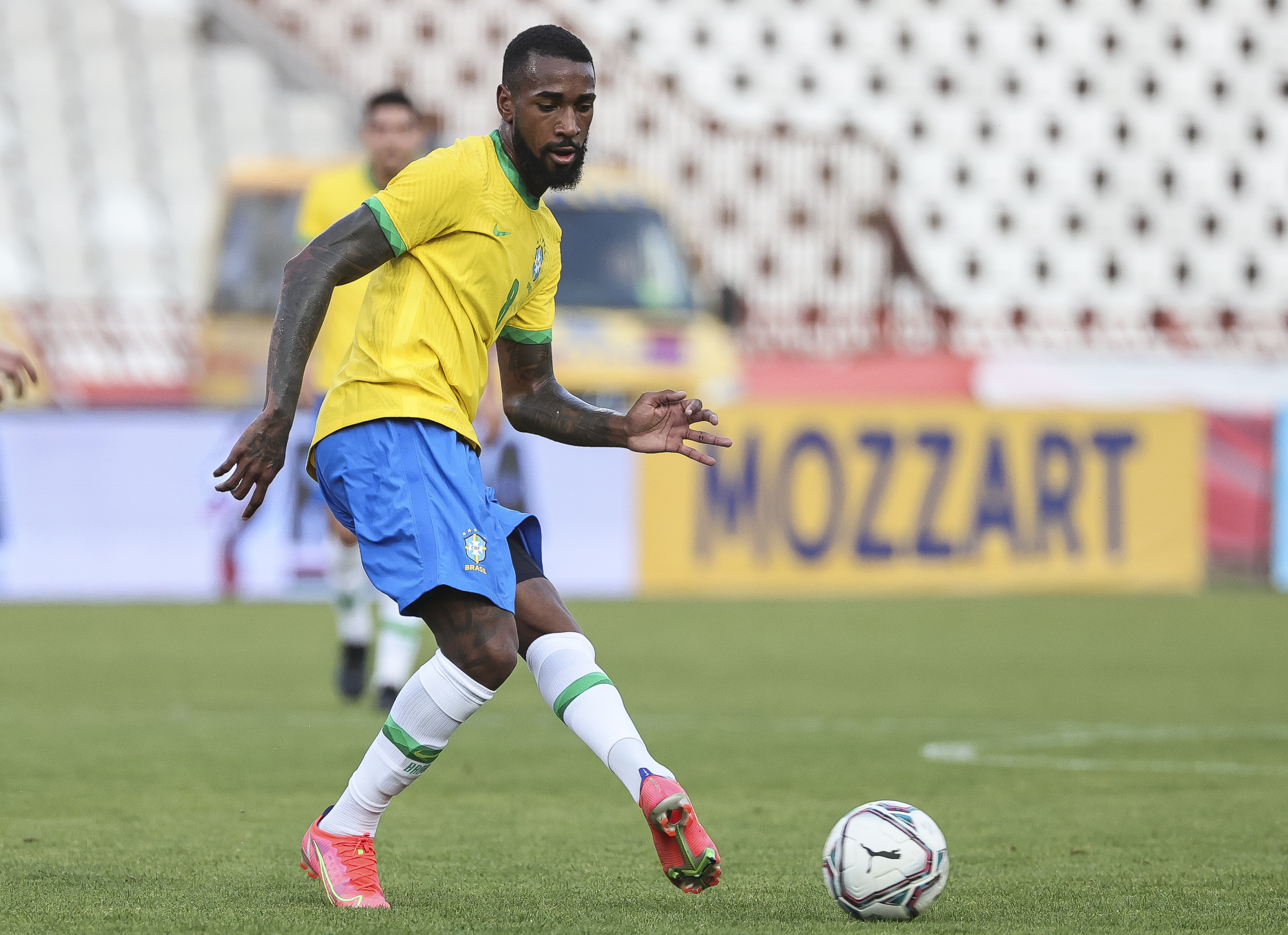 Gerson vestiu a camisa da seleção como meio-campista -