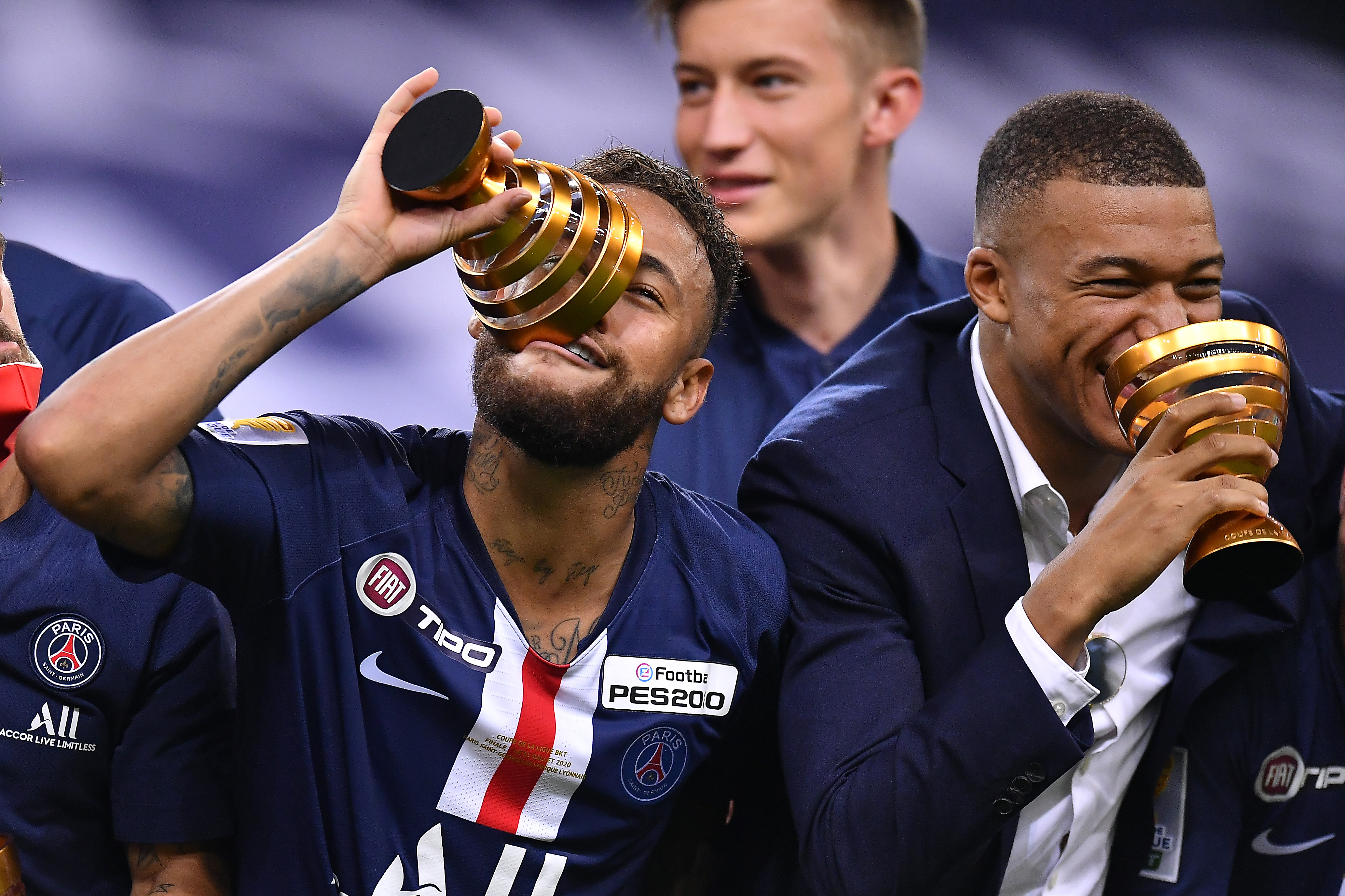 Neymar comemora um dos títulos pelo PSG -