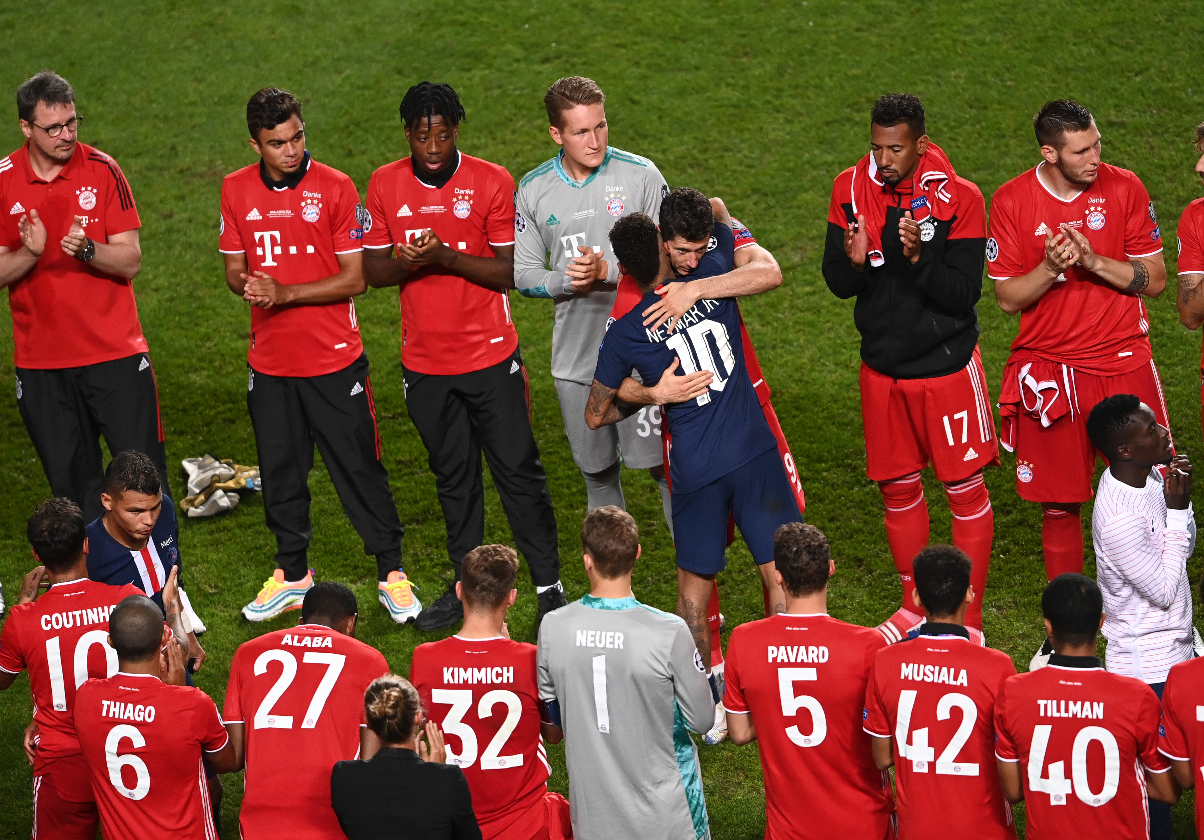 Neymar recebeu um abraço de Lewandowski durante a premiação