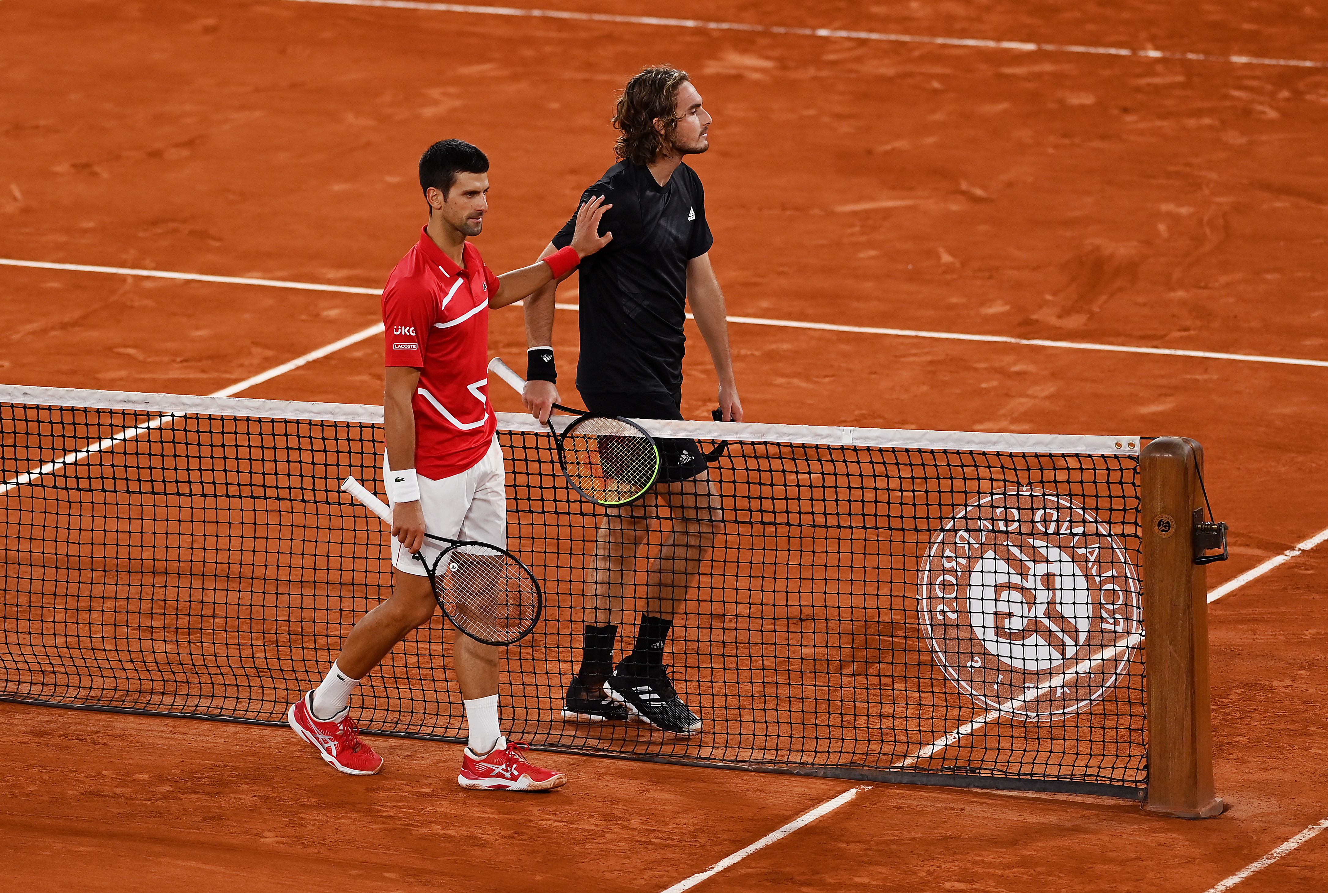 Novak Djokovic cumprimenta Stefanos Tsitsipas após vitória na semifinal de Roland Garros
