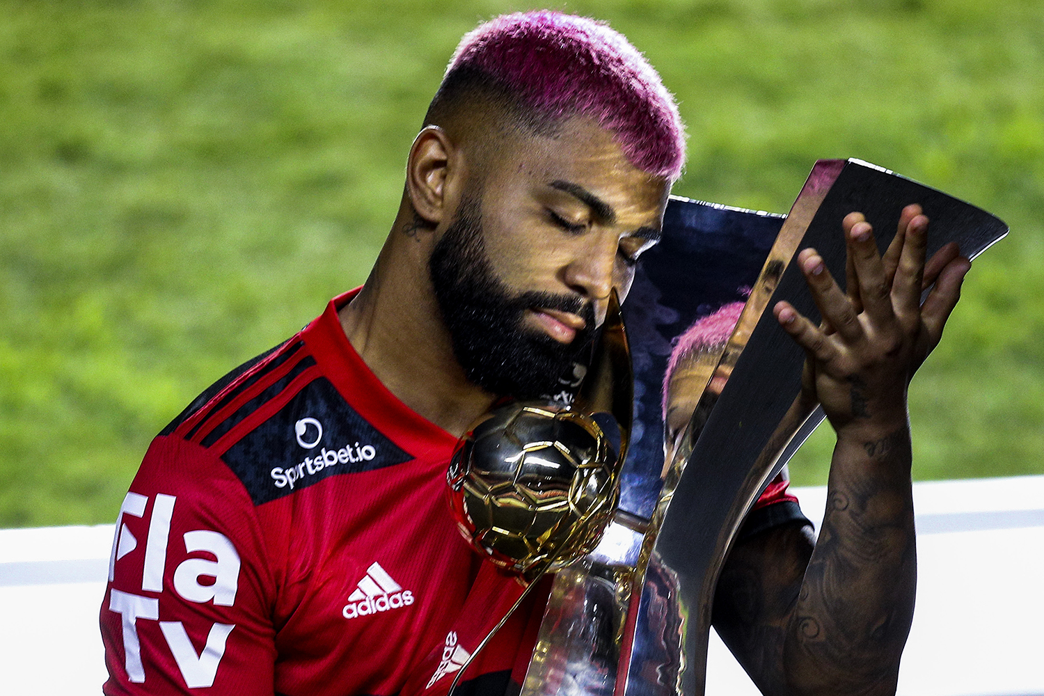 Campeão, Gabigol provoca Galhardo, do Inter: ‘Moleque’