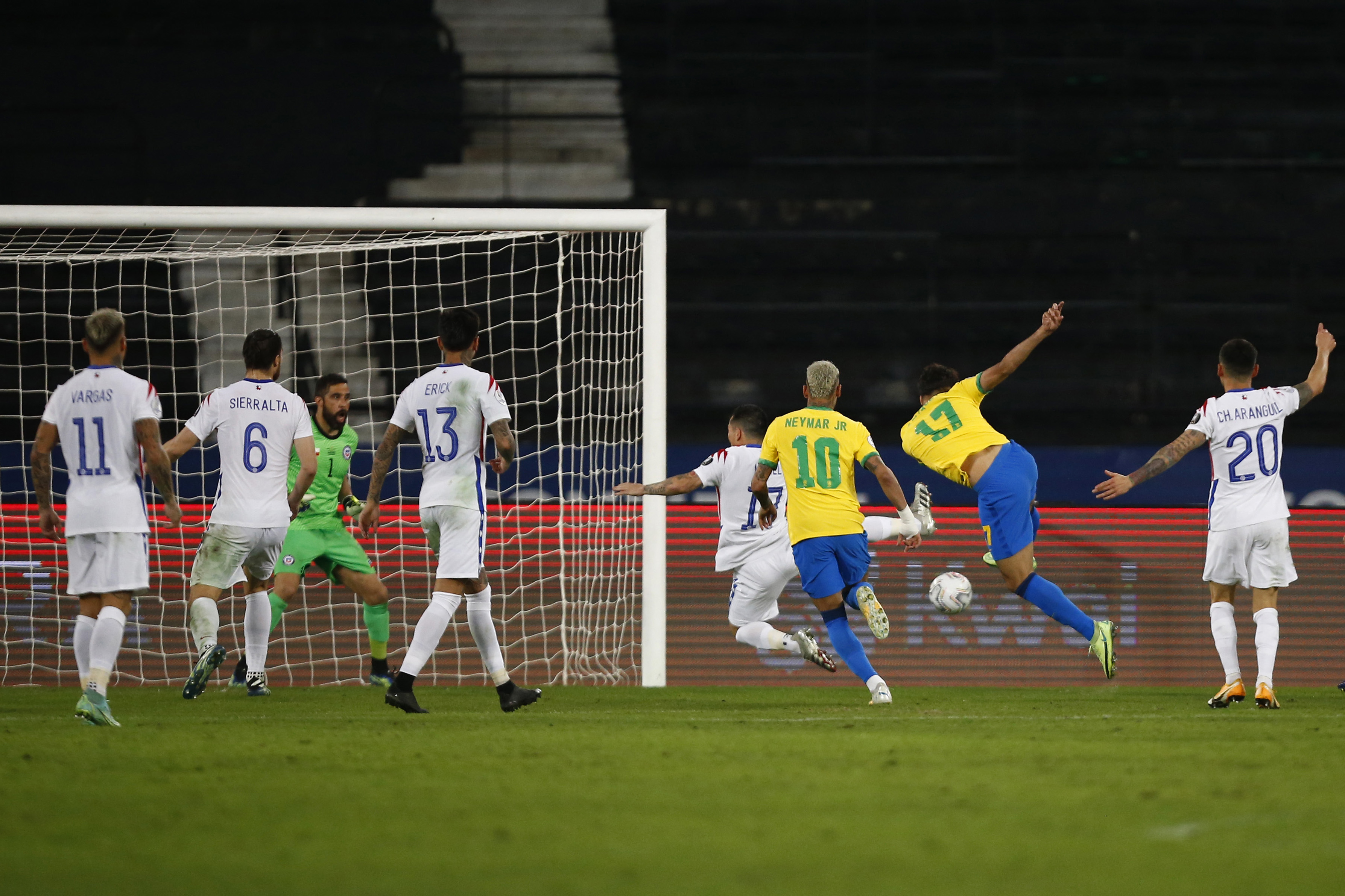 Copa América: com um a menos, Brasil segura pressão e elimina o Chile