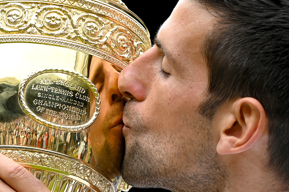 Djokovic vence Wimbledon e fica a um passo de dois recordes históricos