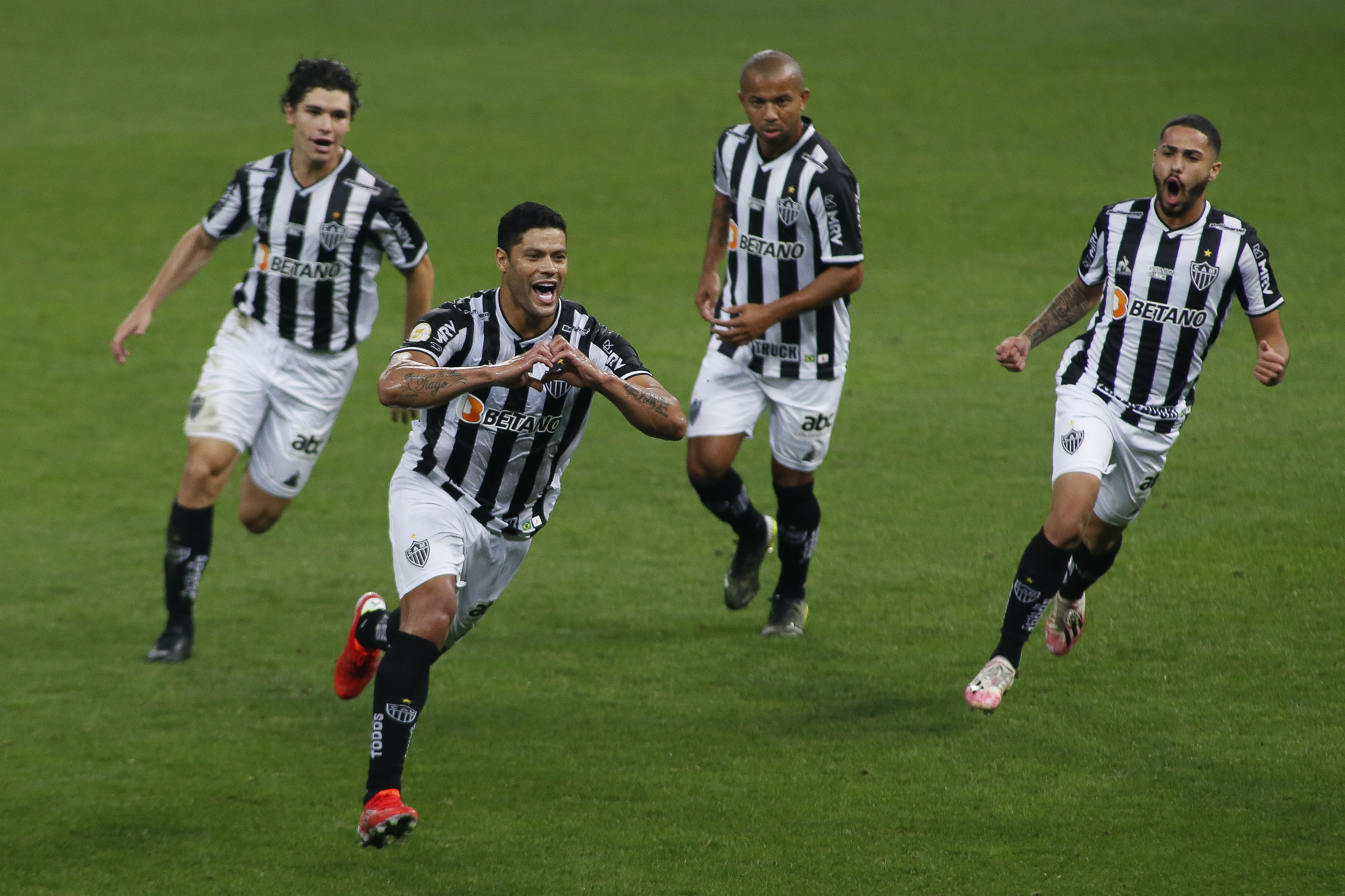 Hulk faz dois e Atlético-MG bate o Corinthians de virada pelo Brasileiro