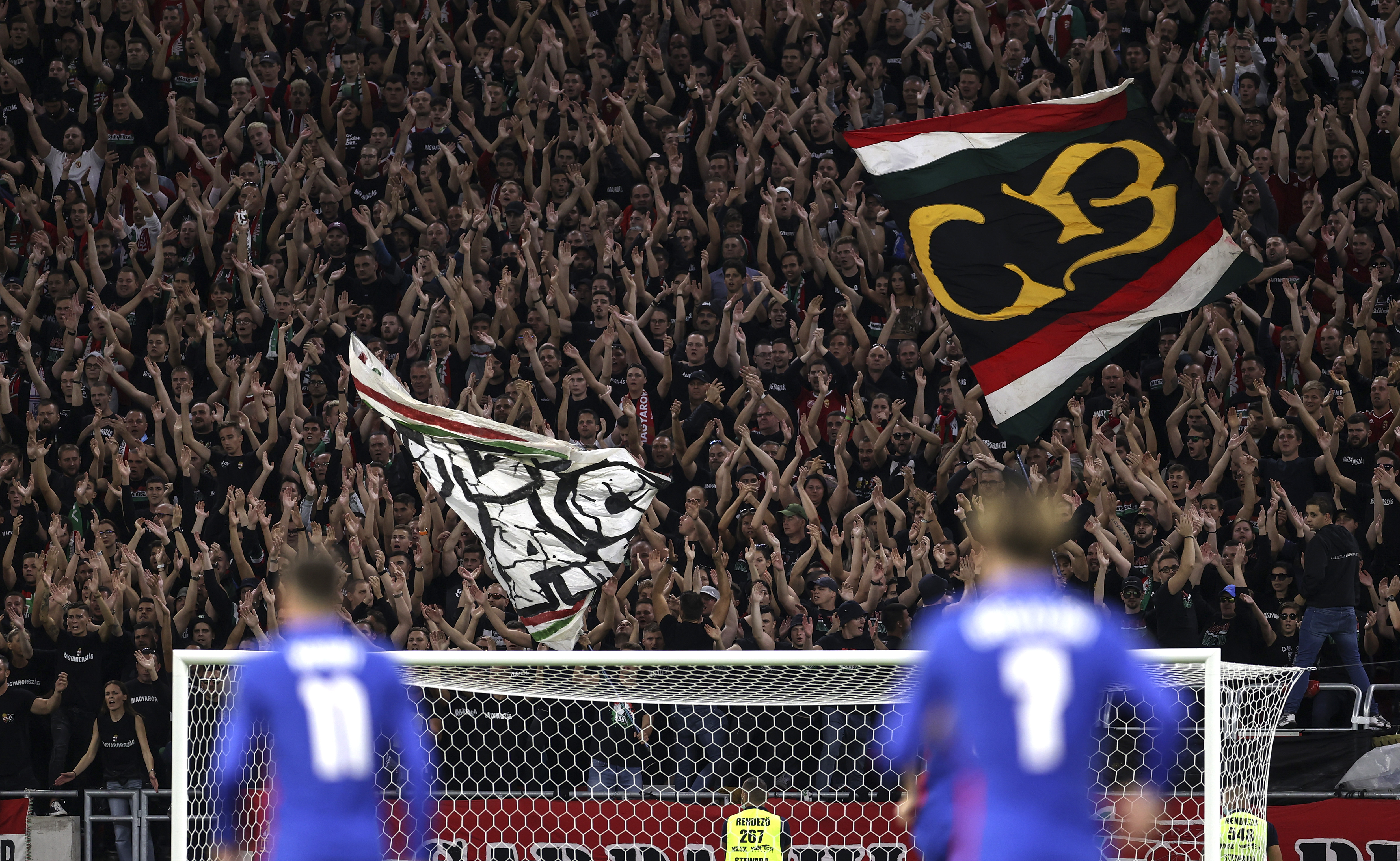 Fifa multa e tira público de 2 jogos da Hungria após atos racistas