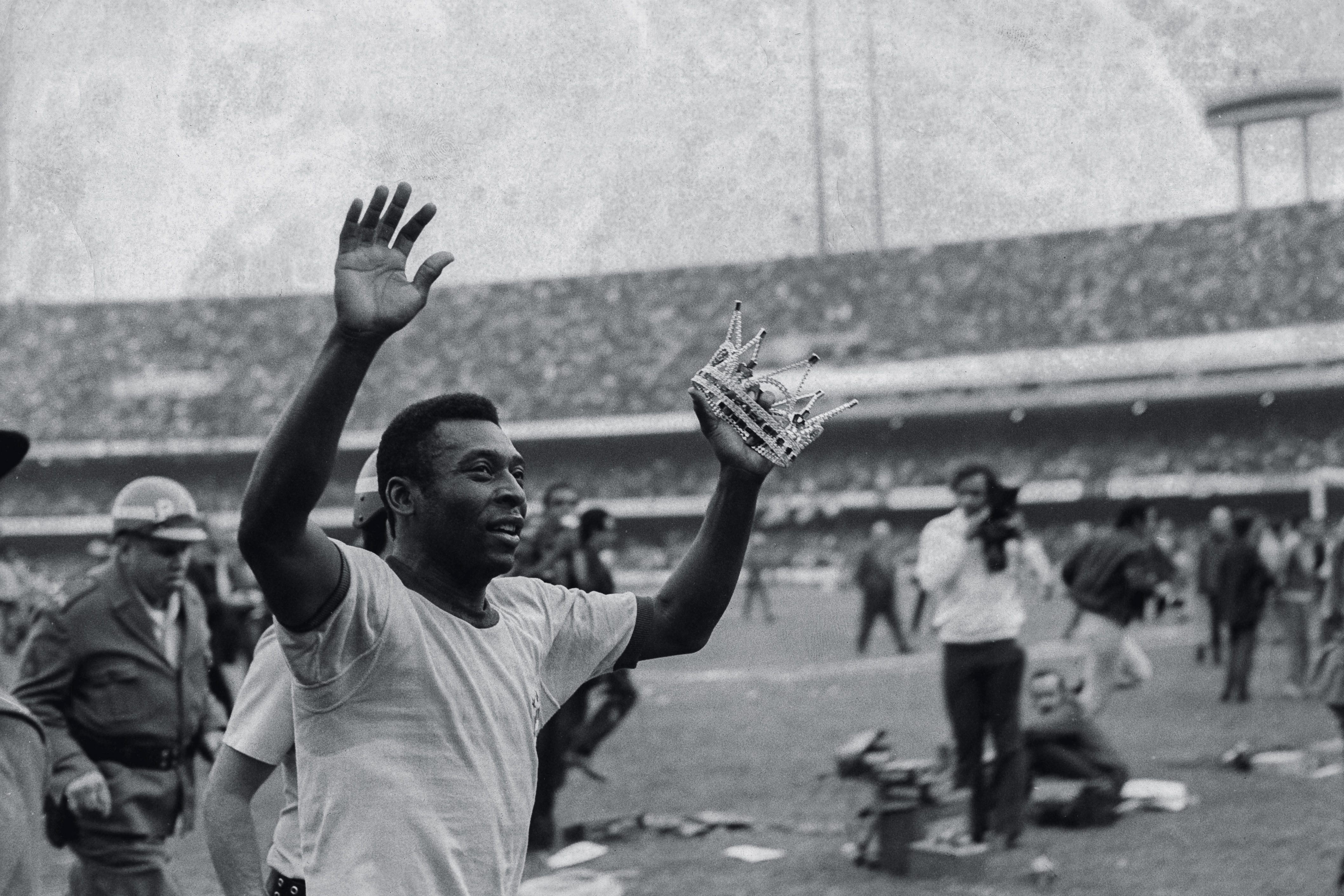 Pelé, maior jogador do mundo deixa legado e é reverenciado