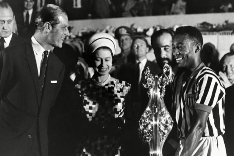 O dia em que Philip e Elizabeth II se curvaram diante da realeza de Pelé