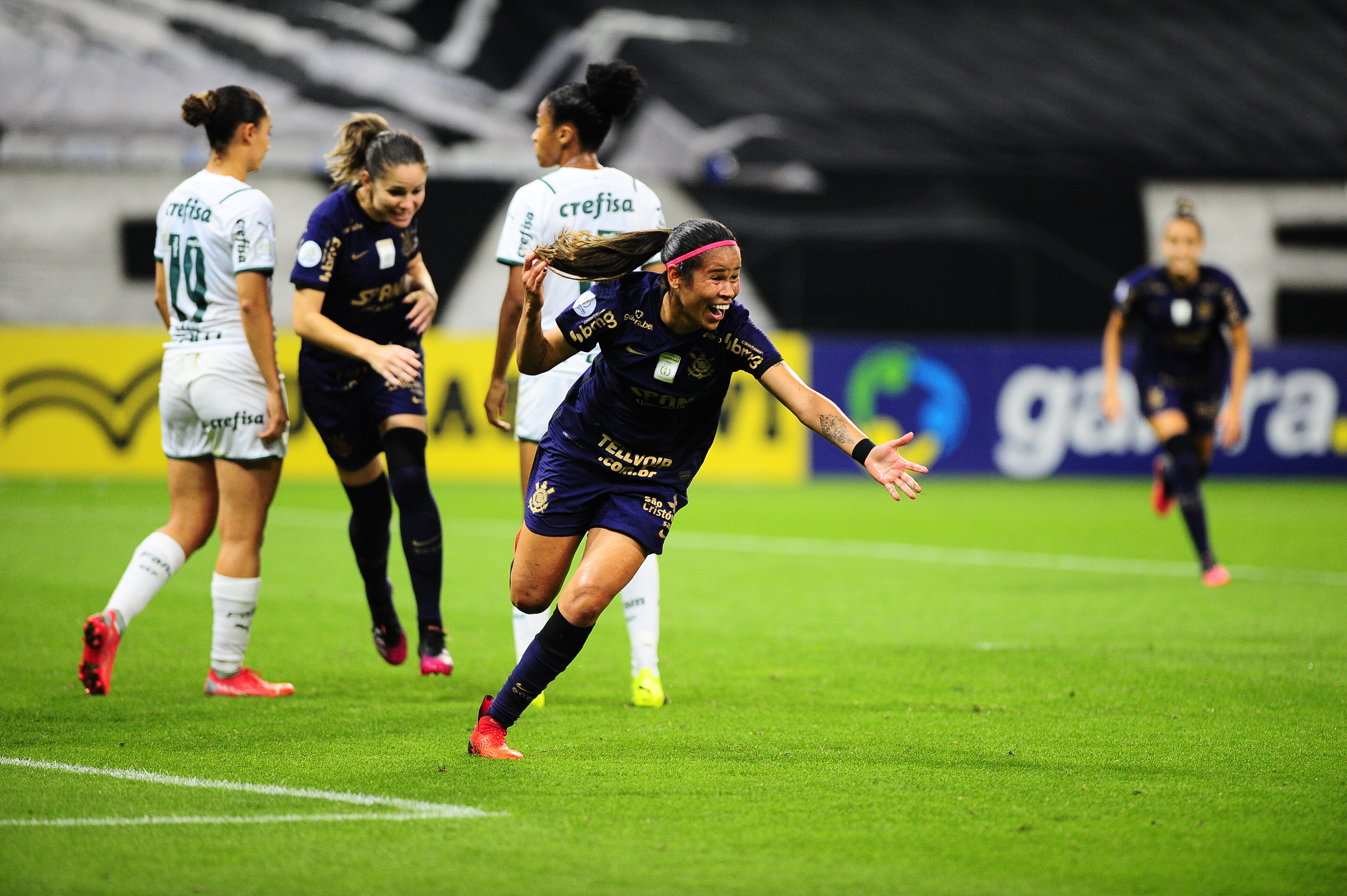 Vic Albuquerque celebra seu gol pelo Corinthians na final do Brasileirão feminino