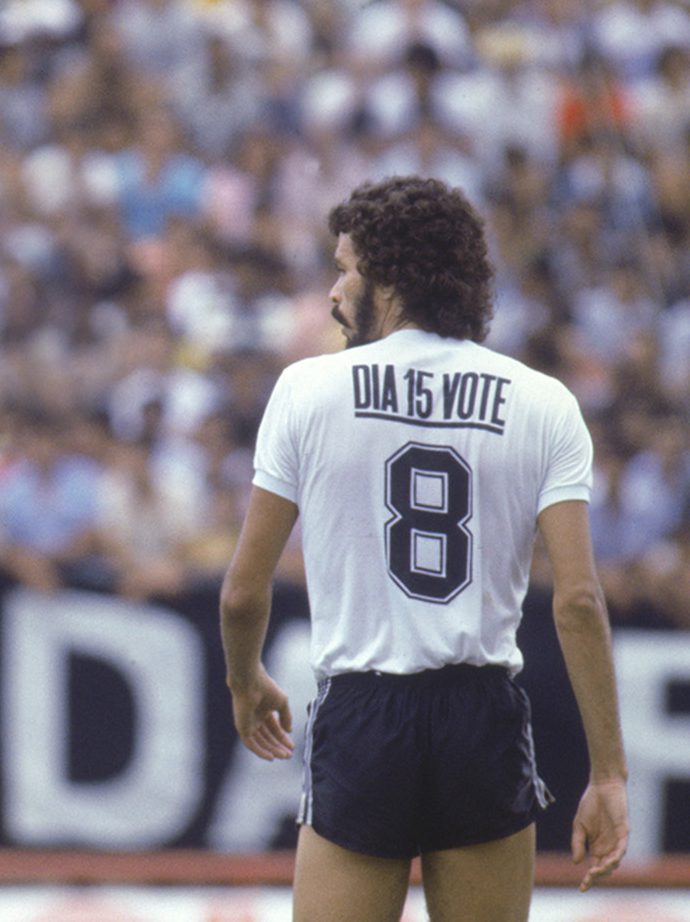 Sócrates, jogador do Corinthians, usando camisa com os dizeres 