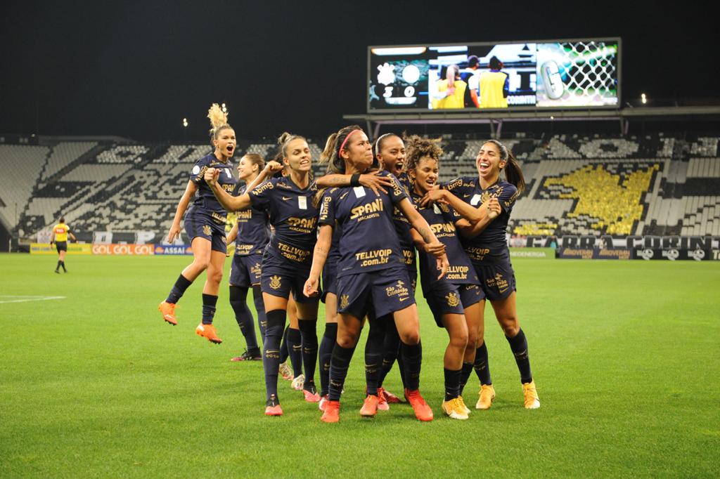 Jogadoras do Corinthians celebram gol contra o Palmeiras na final do Brasileirão feminino