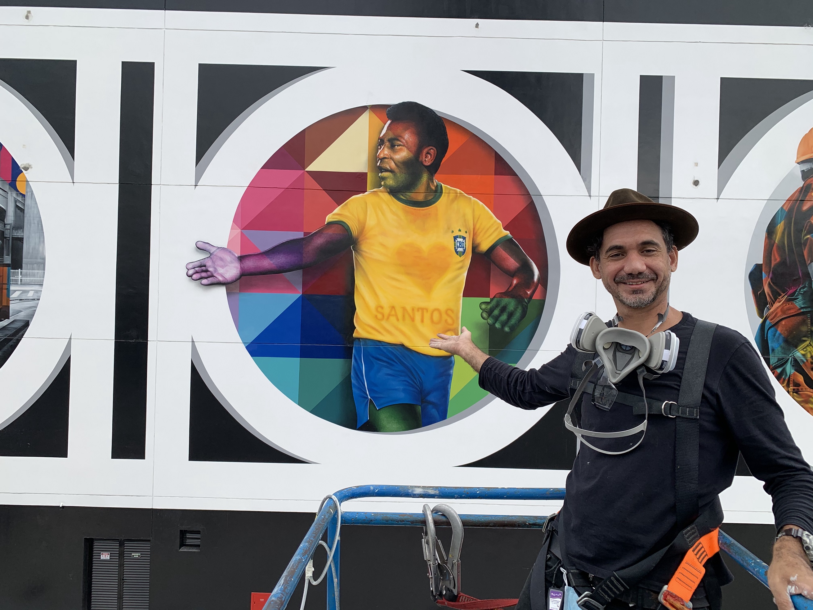Eduardo Kobra à frente do mural que pintou em homenagem a Pelé