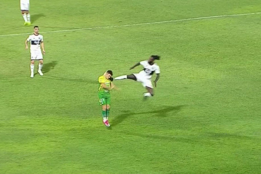 Adebayor acerta voadora em adversário e é expulso em vitória do Olimpia