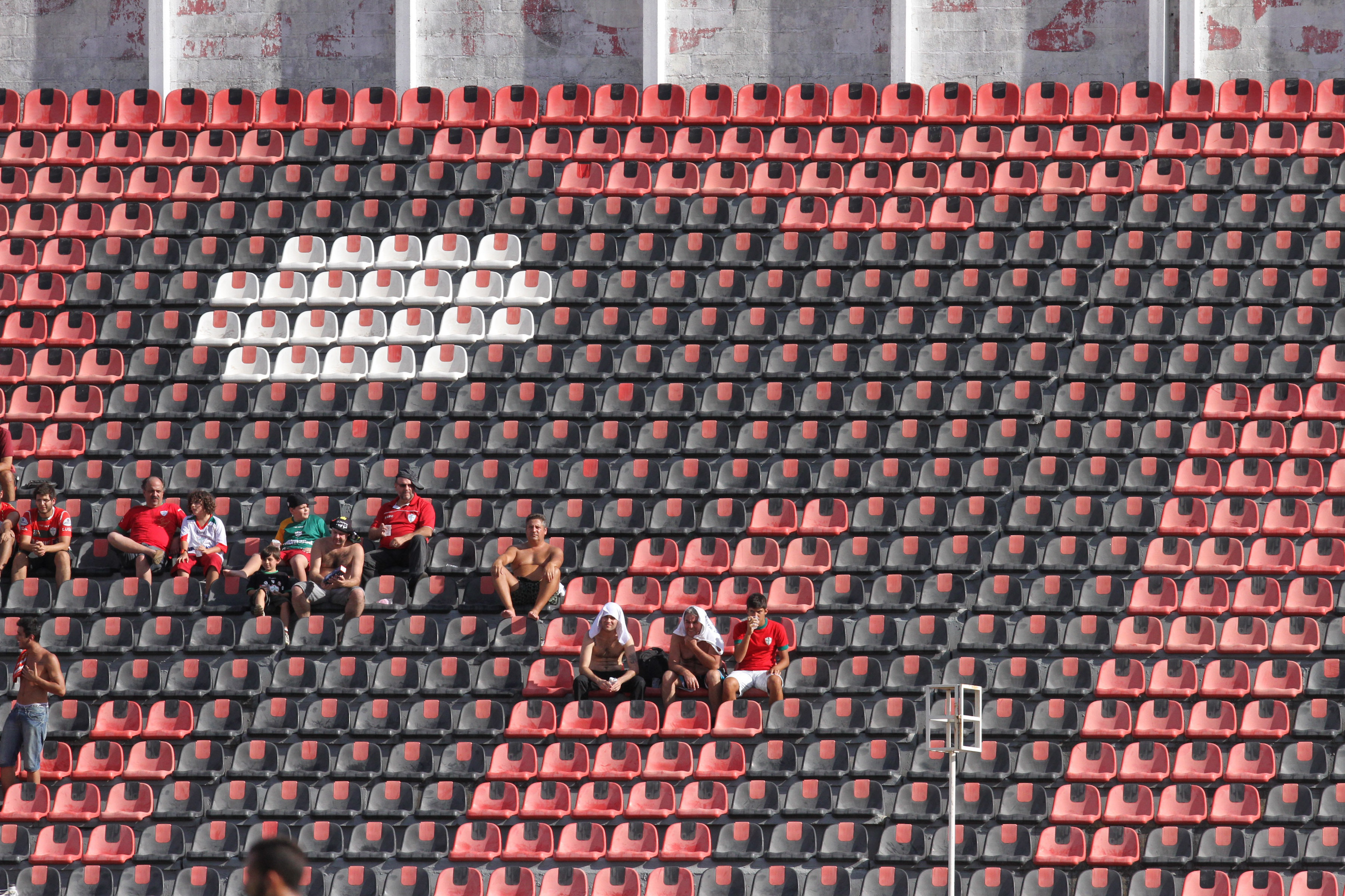 Estádio Novelli Júnior, do Ituano, praticamente vazio em jogo contra a Portuguesa pelo Paulistão de 2014. Apesar do título, equipe teve média baixíssima