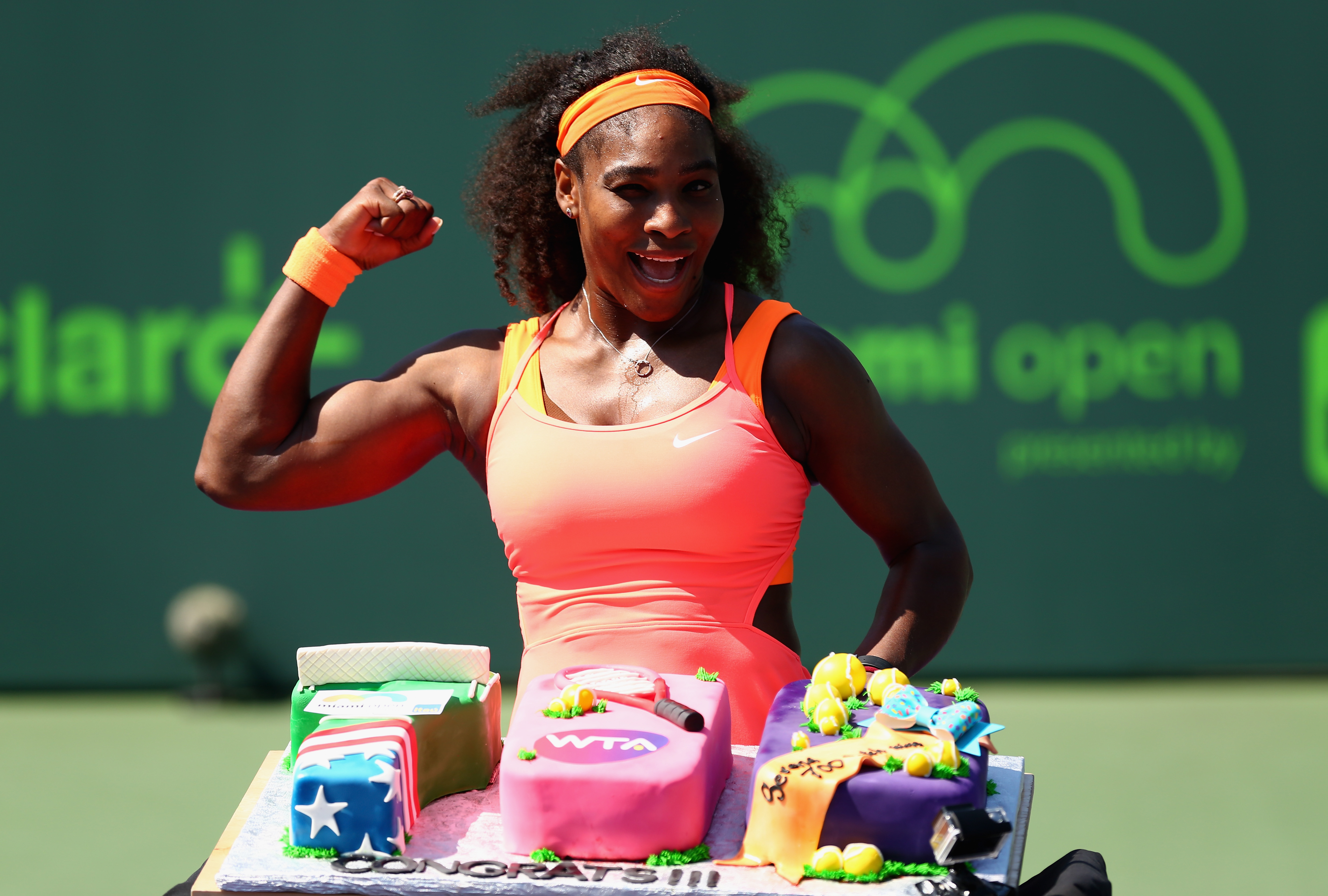 Serena Williams comemora sua marca com bolo, ainda em quadra, após a partida das quartas de final