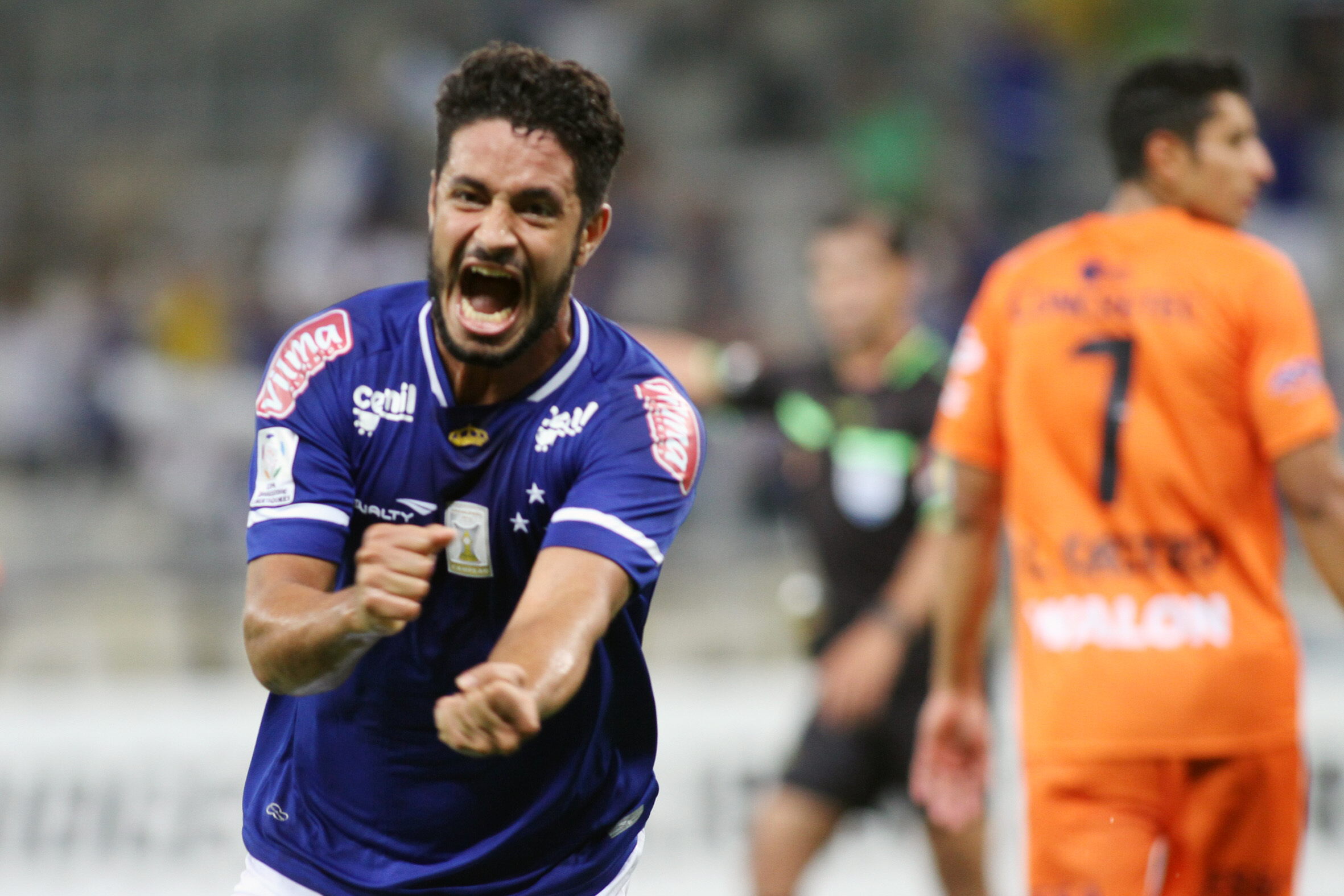 Cruzeiro faz 2 a 0 no Universitario e avança na Libertadores