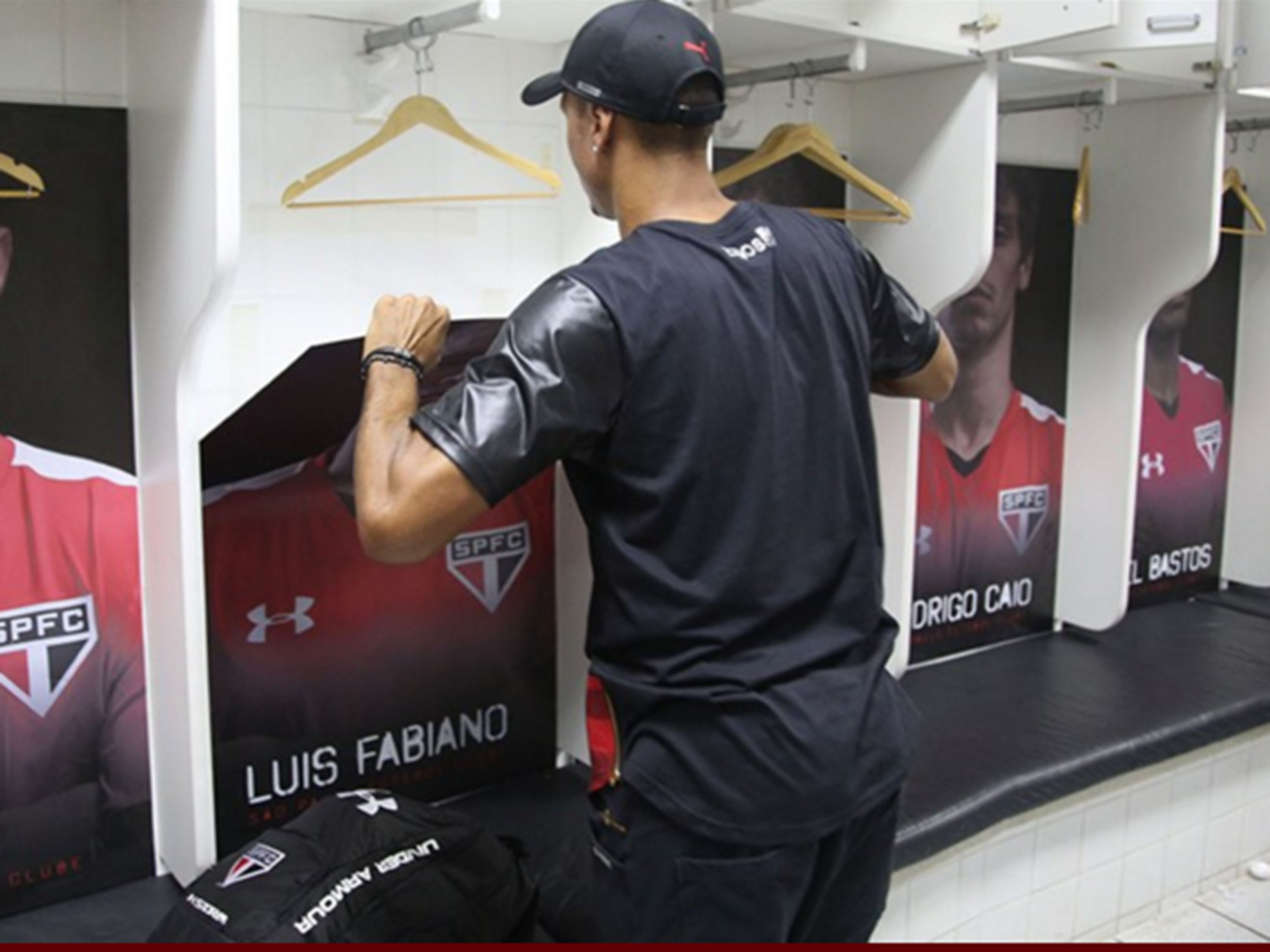 Luis Fabiano limpa armário no Morumbi; clube quer que ele jogue em Goiás