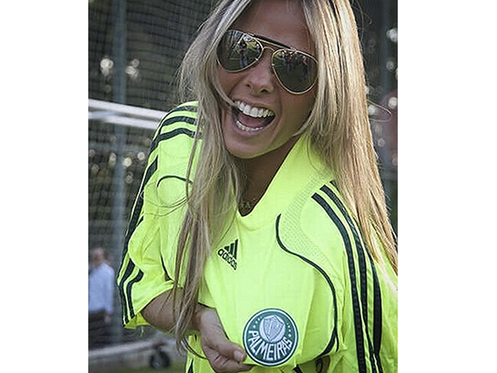 Adriana Galisteu promete striptease na TV se Palmeiras for campeão brasileiro