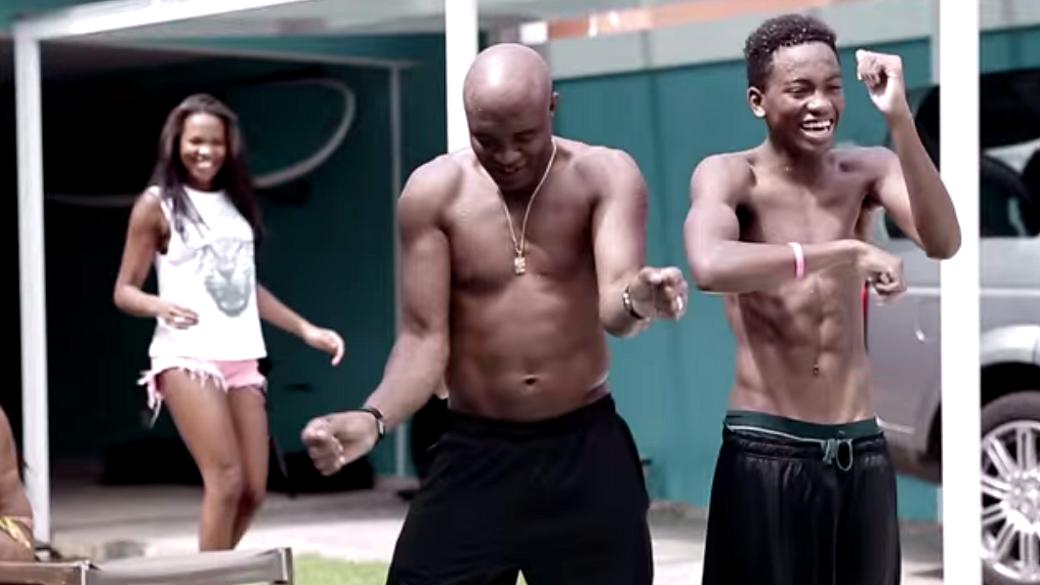 Anderson Silva brinca com os filhos em trecho do trailer de seu reality show