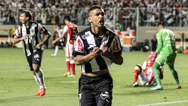 Atlético-MG vence Santa Fé e entra na briga por uma vaga