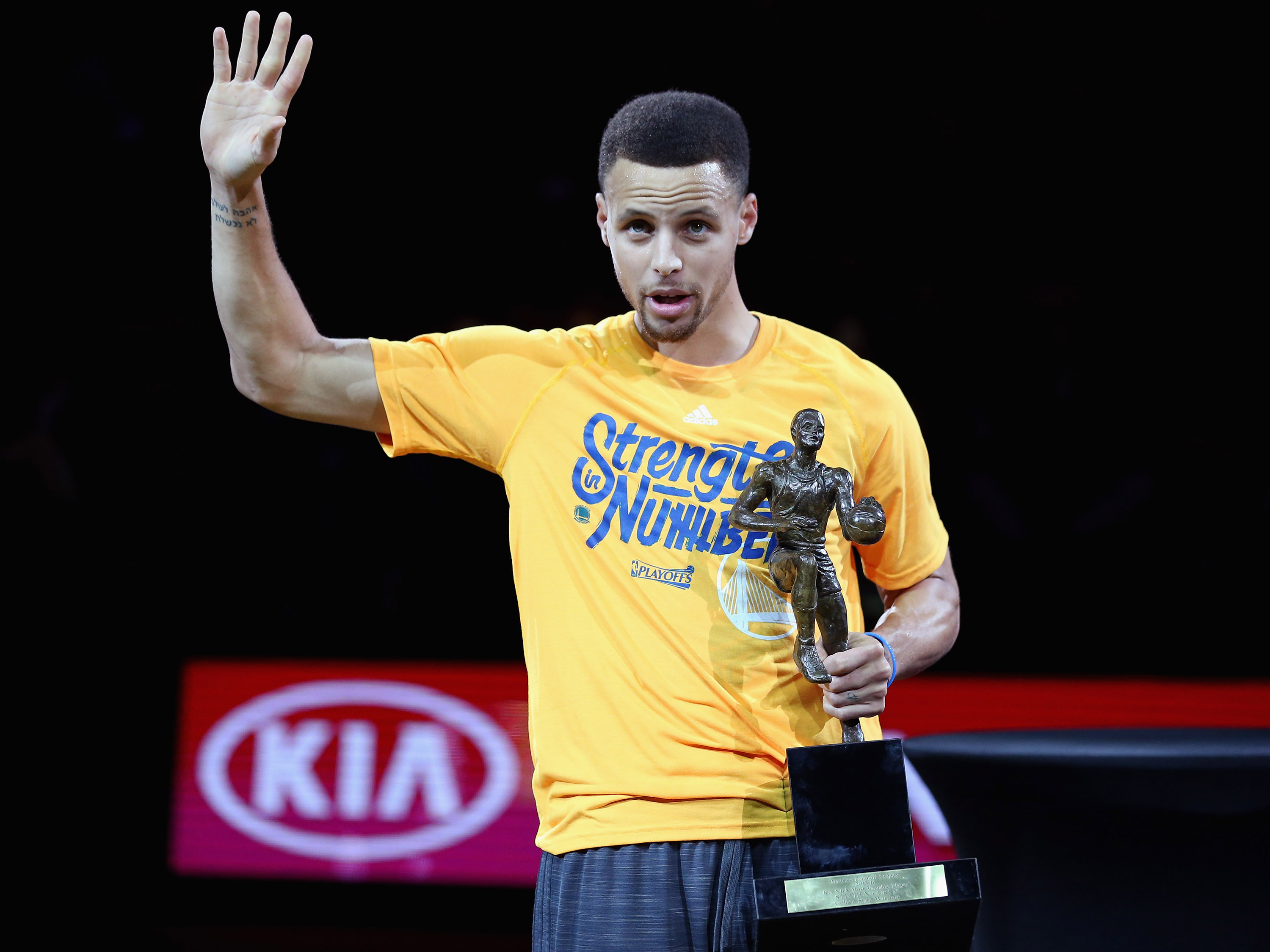 Curry é eleito MVP da NBA e 1º ganhador do prêmio por unanimidade