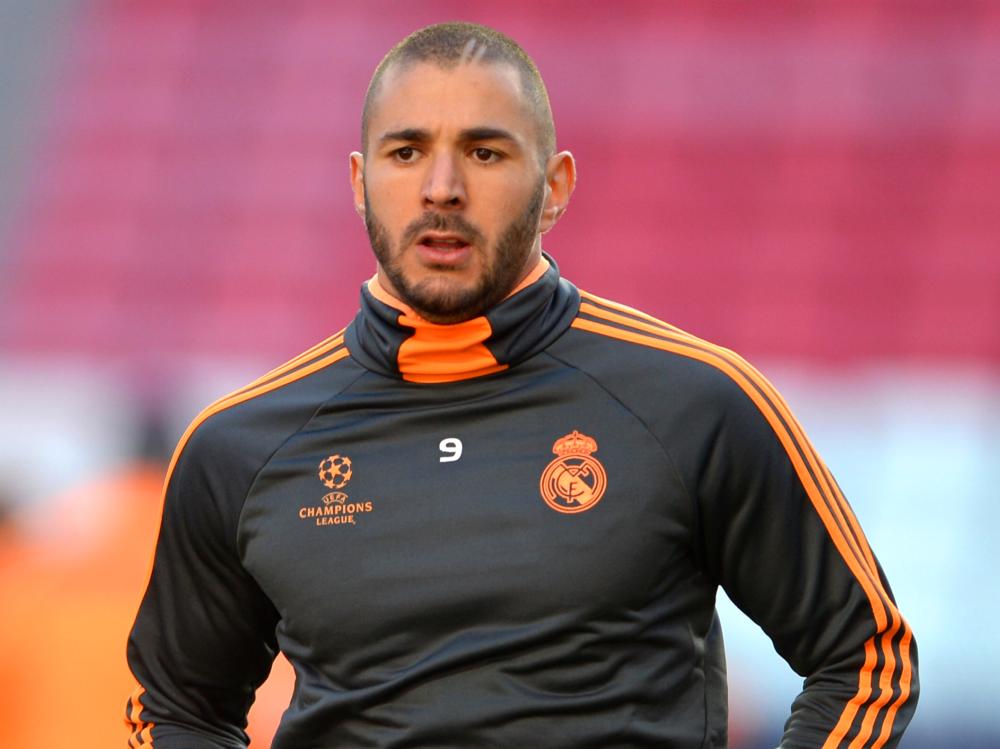 Suspeito de chantagem, Benzema volta a treinar e recebe apoio do Real Madrid