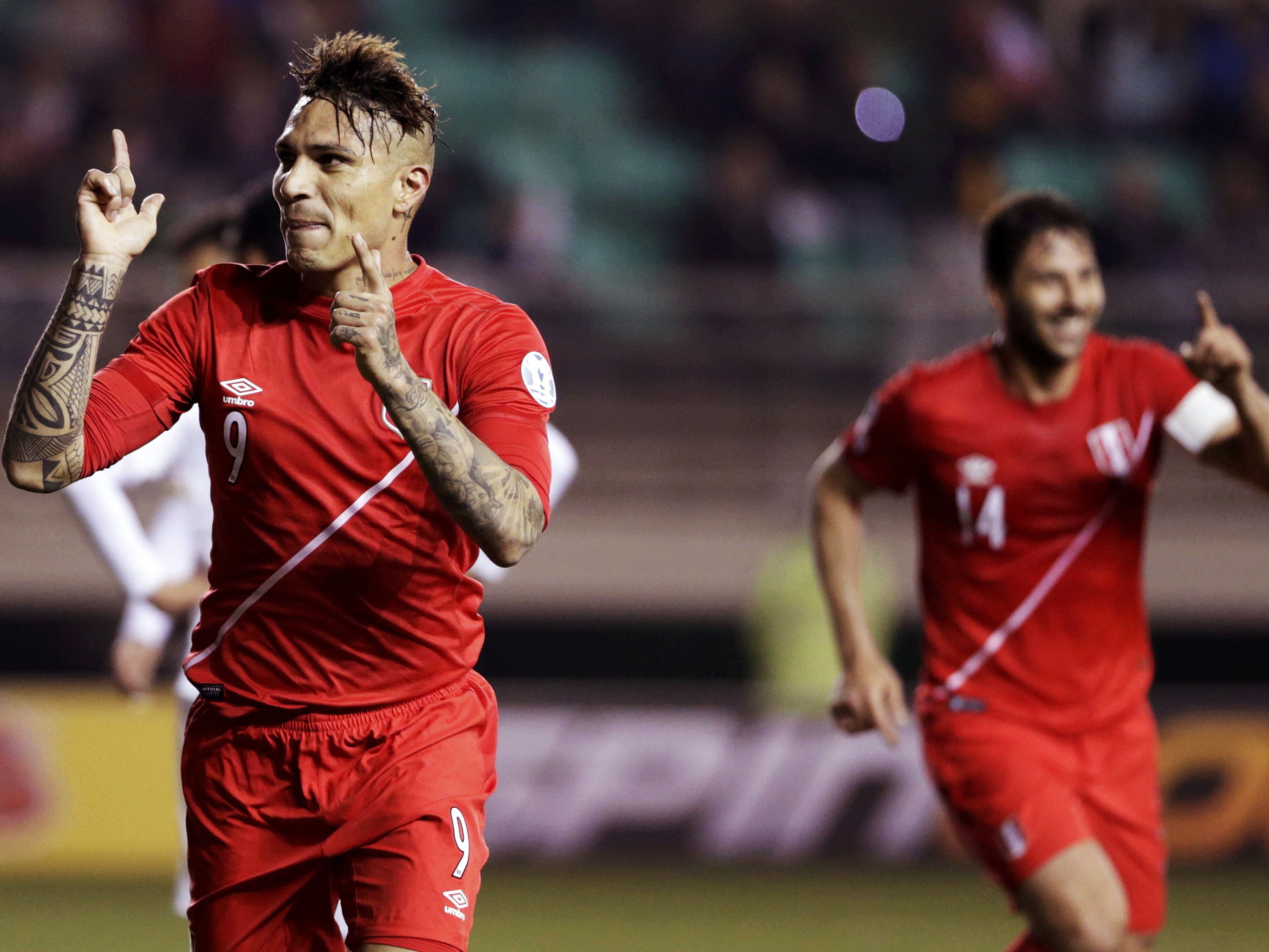 Guerrero marca três gols e classifica Peru para a semifinal