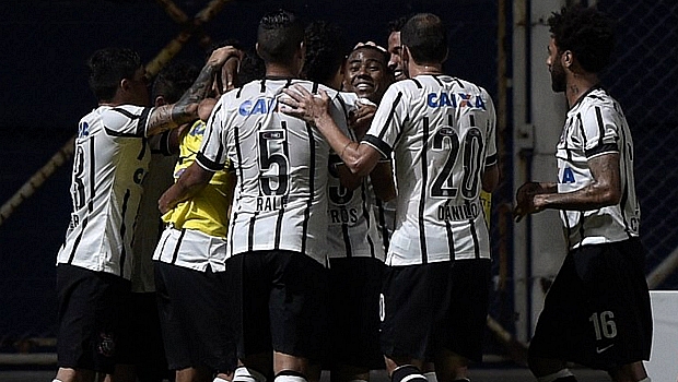 Corinthians vence San Lorenzo com gol de Elias