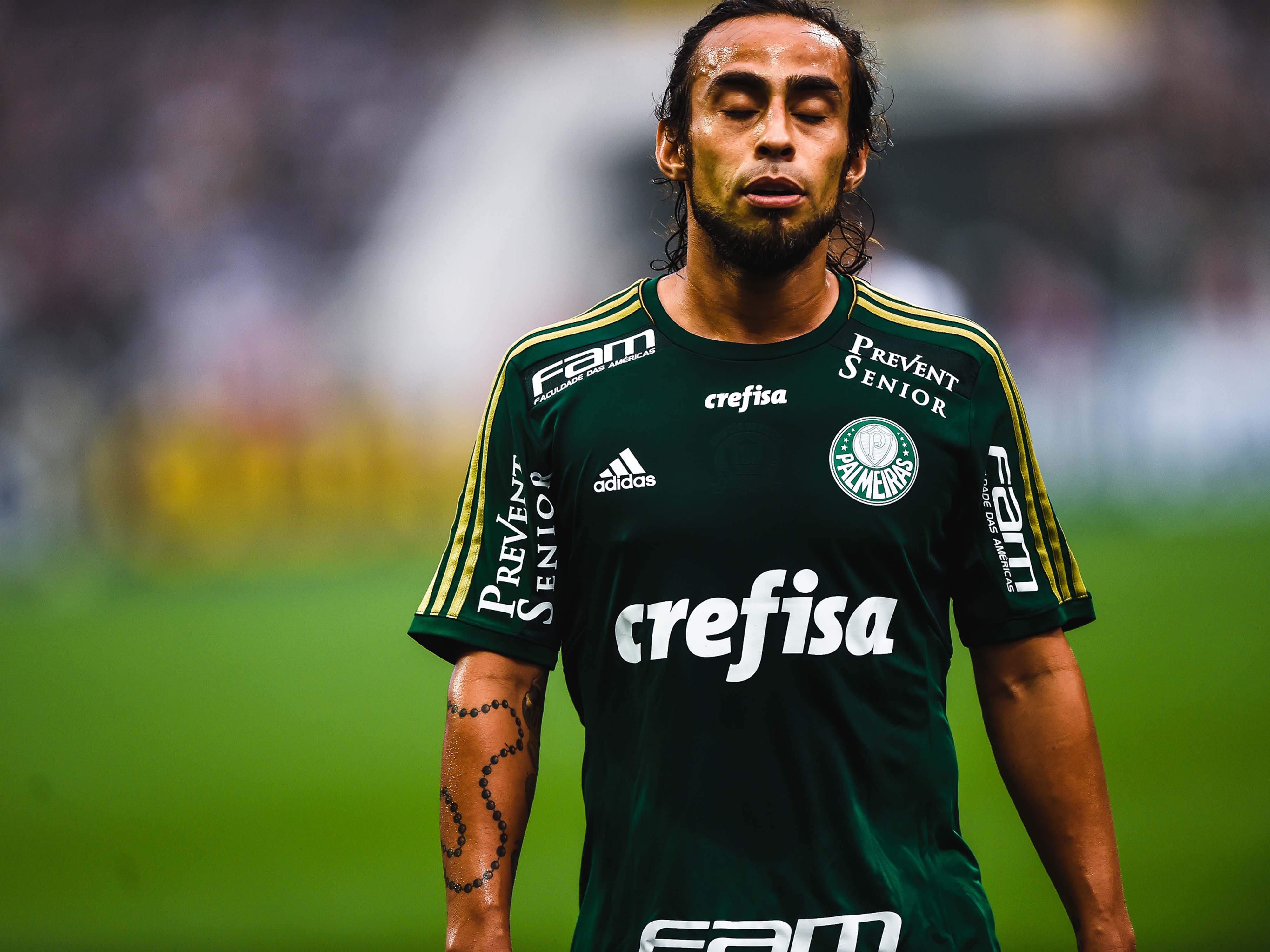 Mesmo sem jogar, Valdivia é citado na súmula por ofender arbitragem