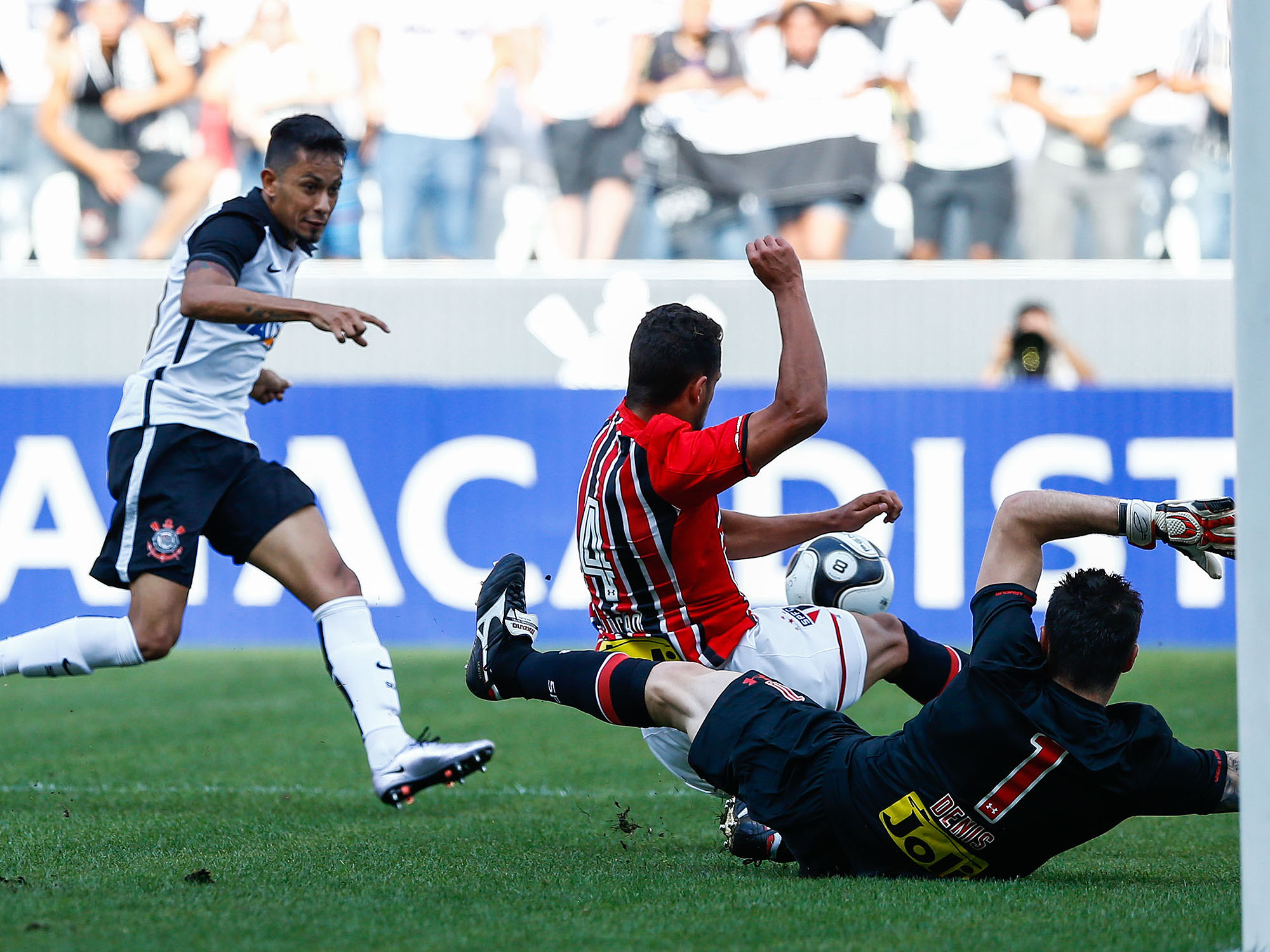 Corinthians vence clássico com direito a trapalhada de zagueiro são-paulino