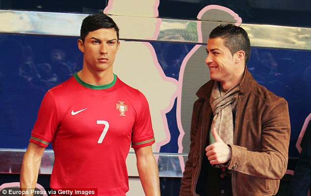 Cristiano Ronaldo manda seu cabeleireiro pentear estátua todo mês