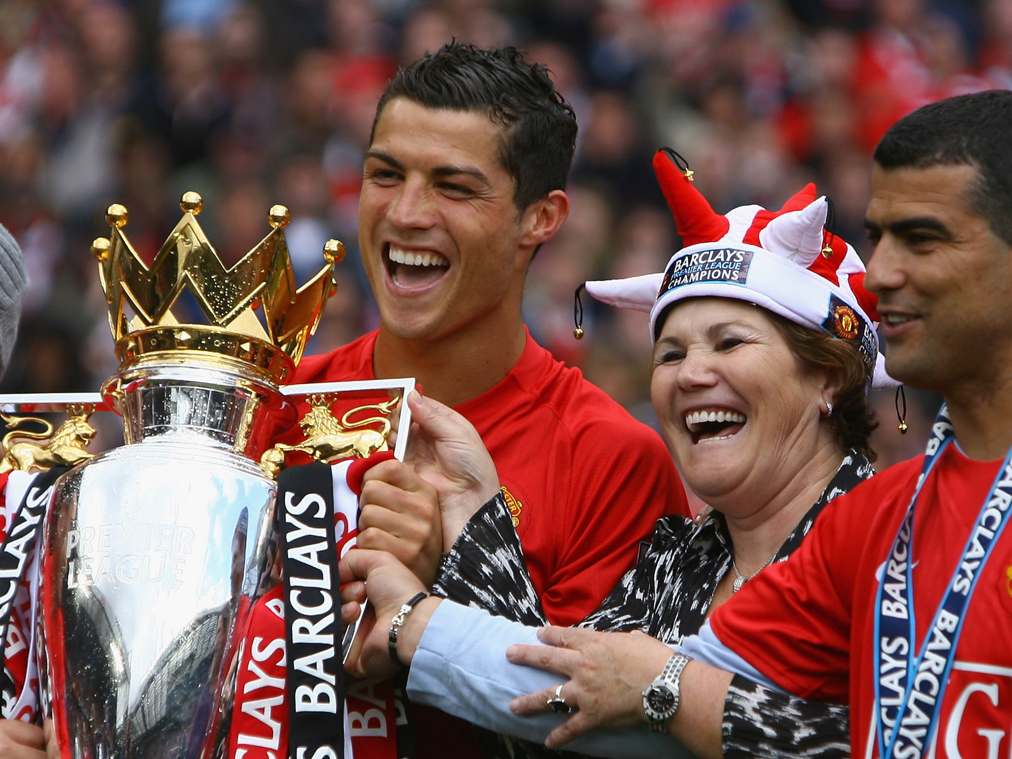 Mãe de Cristiano Ronaldo é detida em aeroporto da Espanha