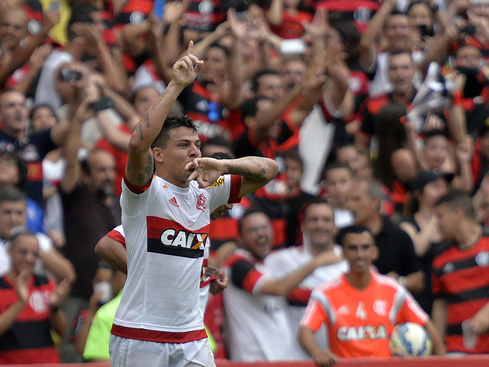 Flamengo bate lanterna Joinville e se reaproxima do G-4