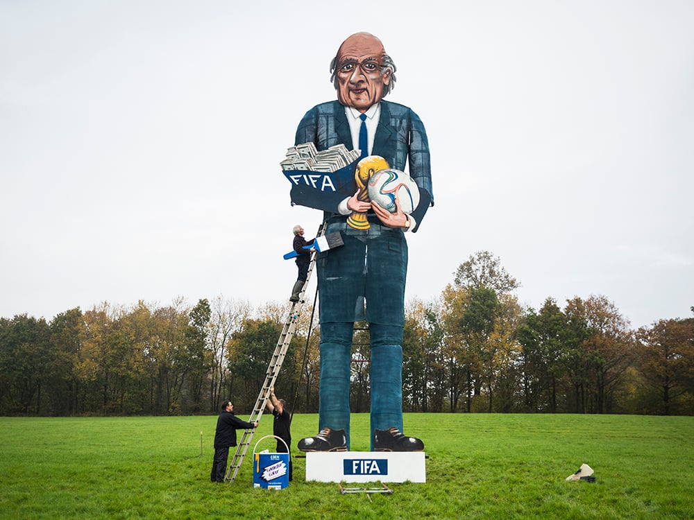 Boneco retratando Joseph Blatter, presidente da FIfa