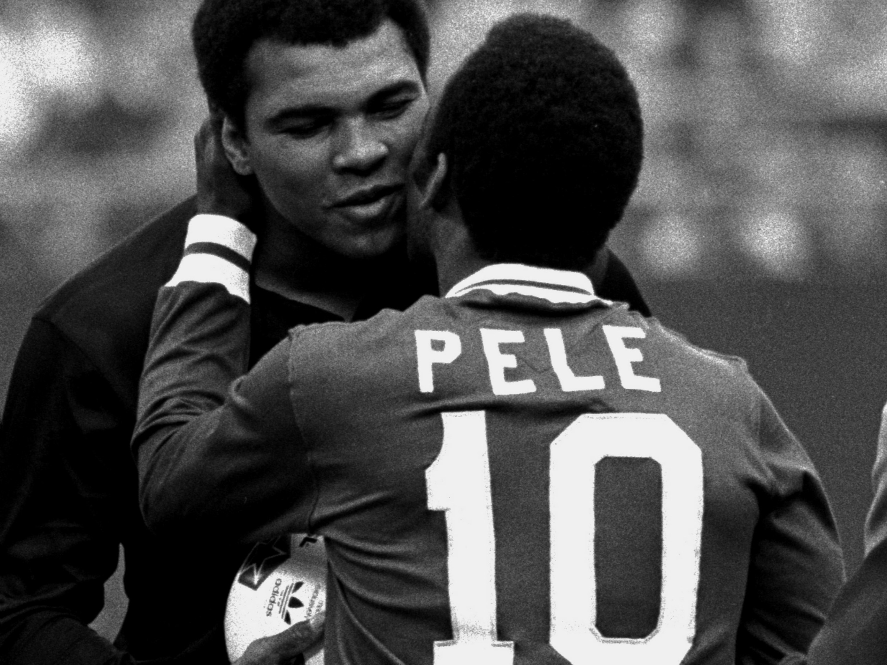 Pelé abraça Muhammad Ali durante cerimônia em sua aposentadoria -