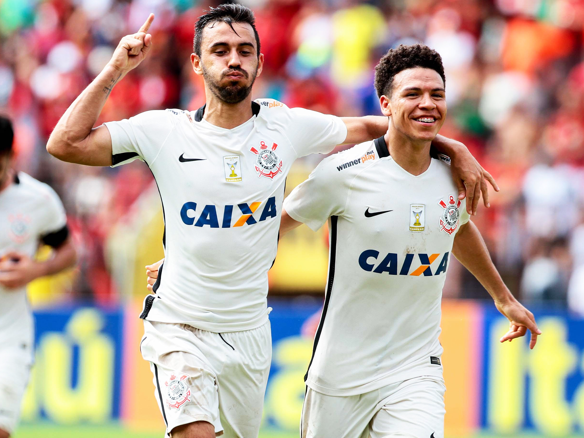 Corinthians e Flamengo vencem fora de casa em jogos das 11h de domingo