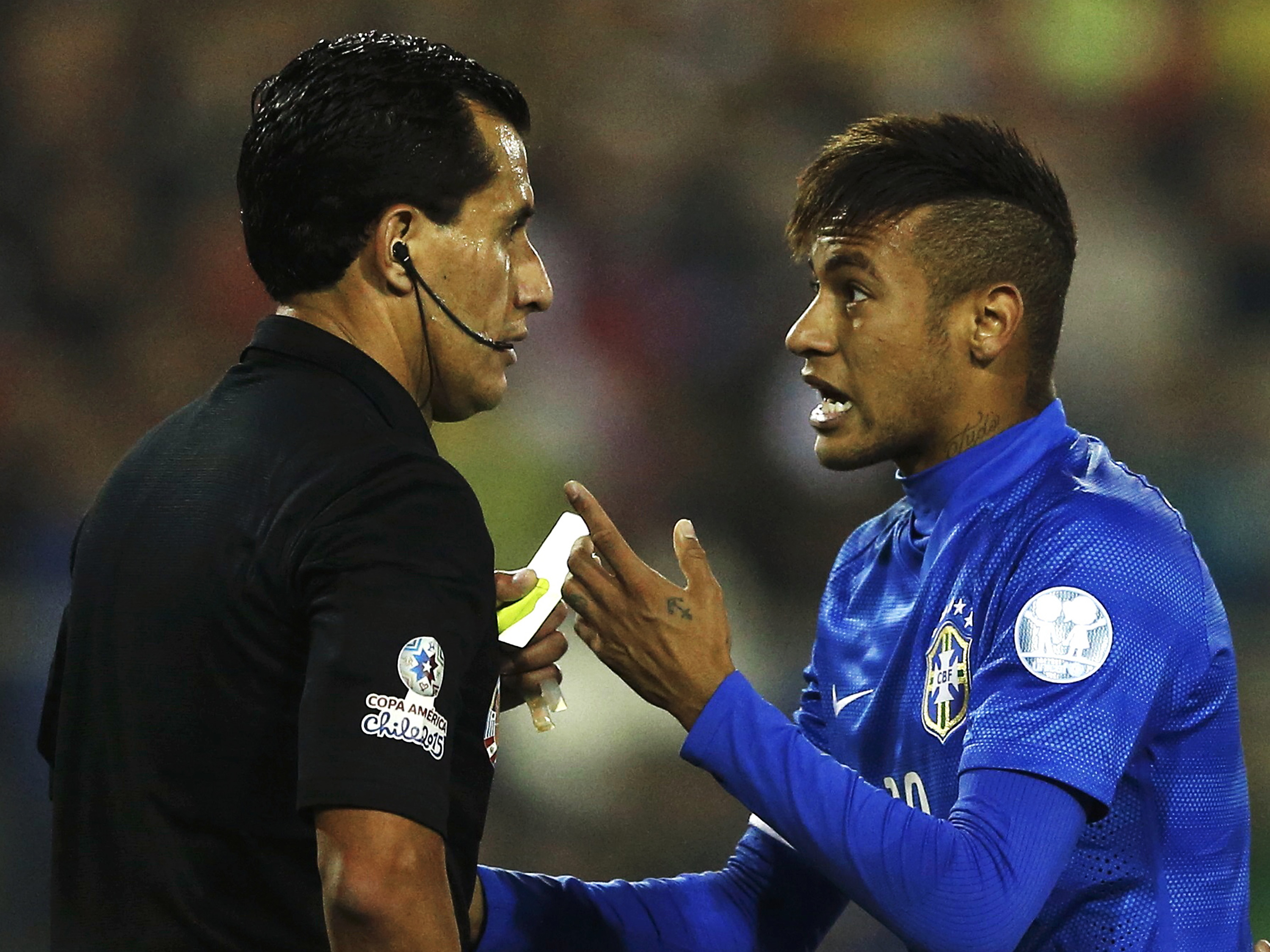 Neymar discute com o árbitro na Copa América -