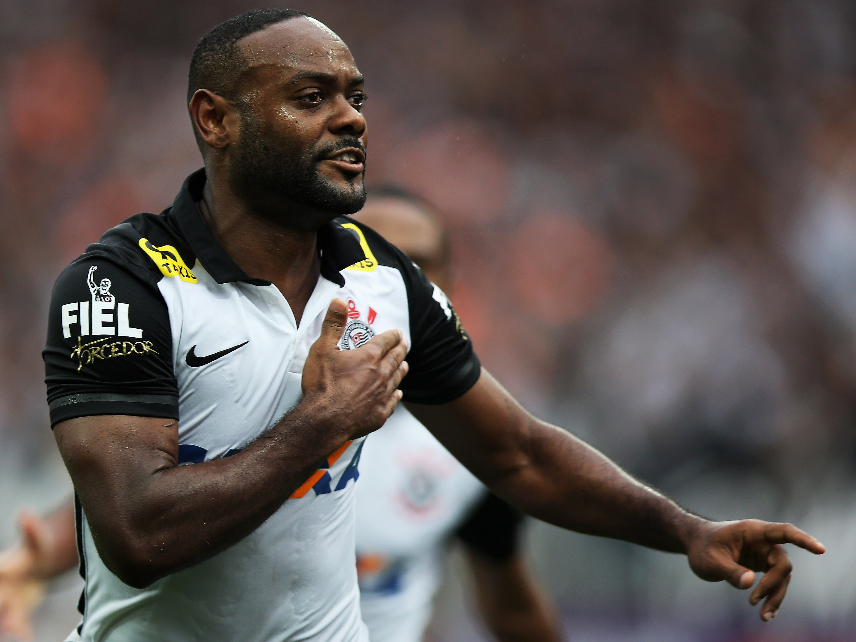 Love diz que Corinthians planeja volta olímpica no sábado, mesmo sem hexa garantido