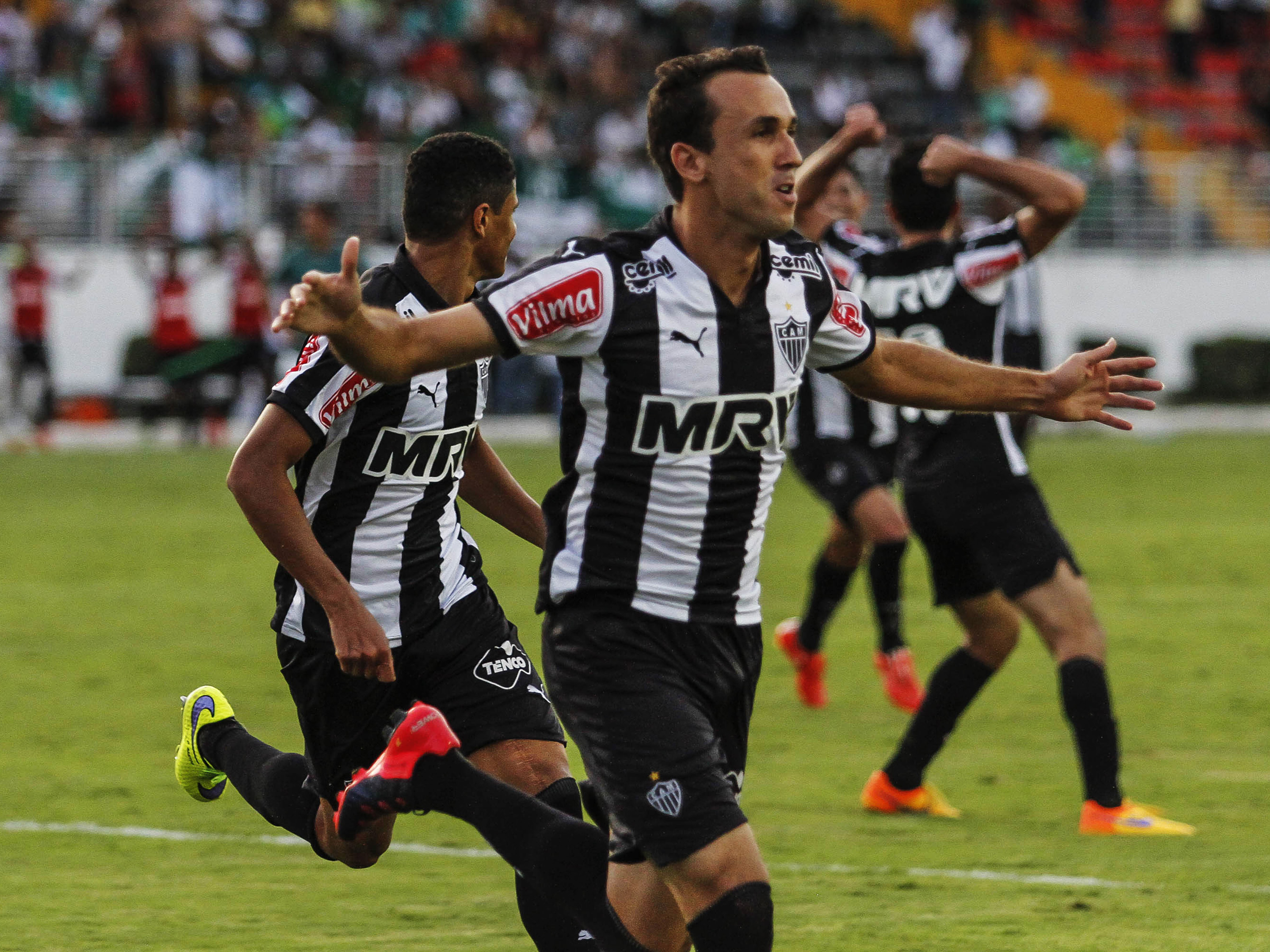 Com gol de Jô, Atlético-MG vira e é campeão mineiro