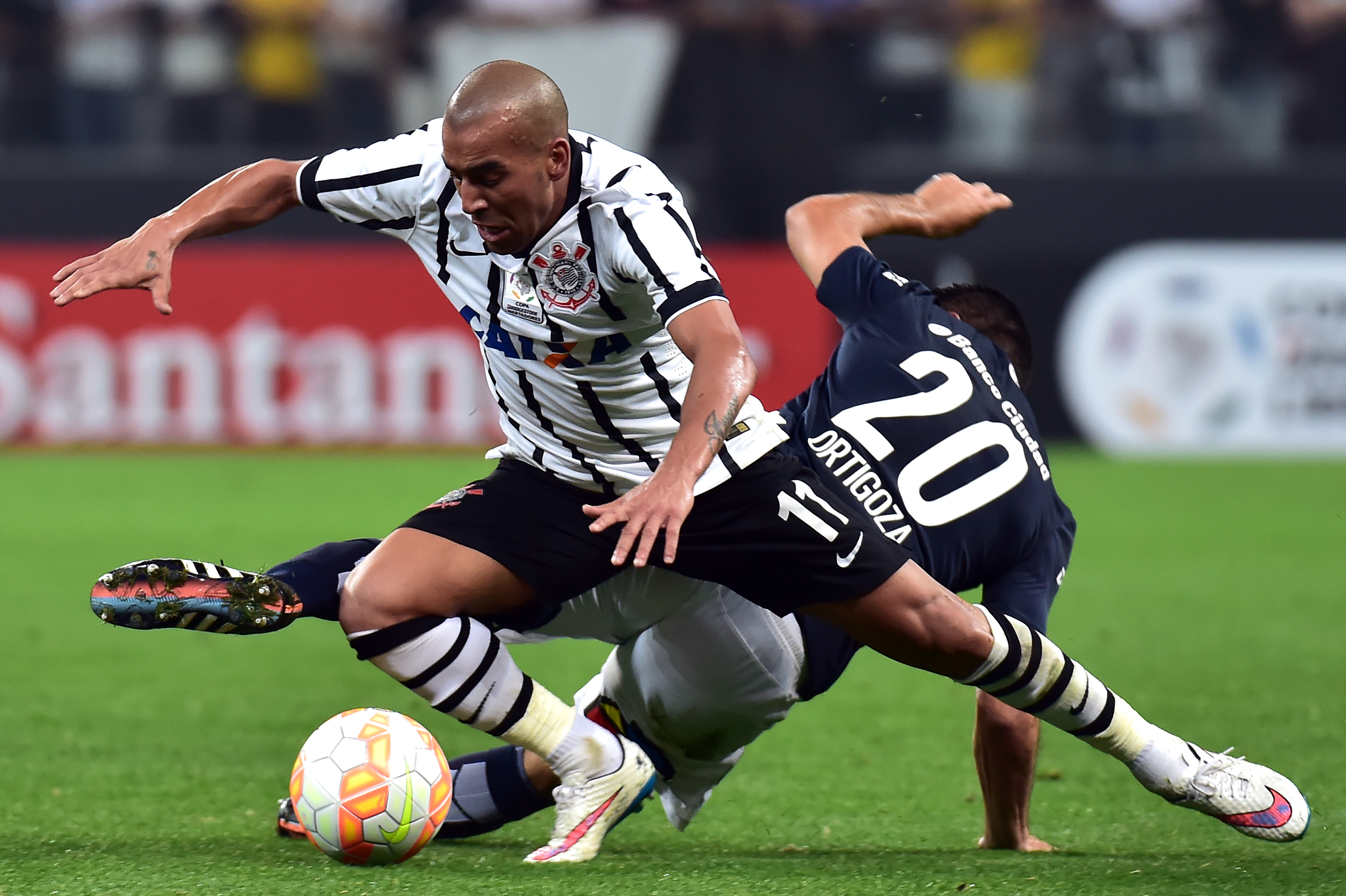 Libertadores: Corinthians empata com San Lorenzo, avança e ajuda o São Paulo