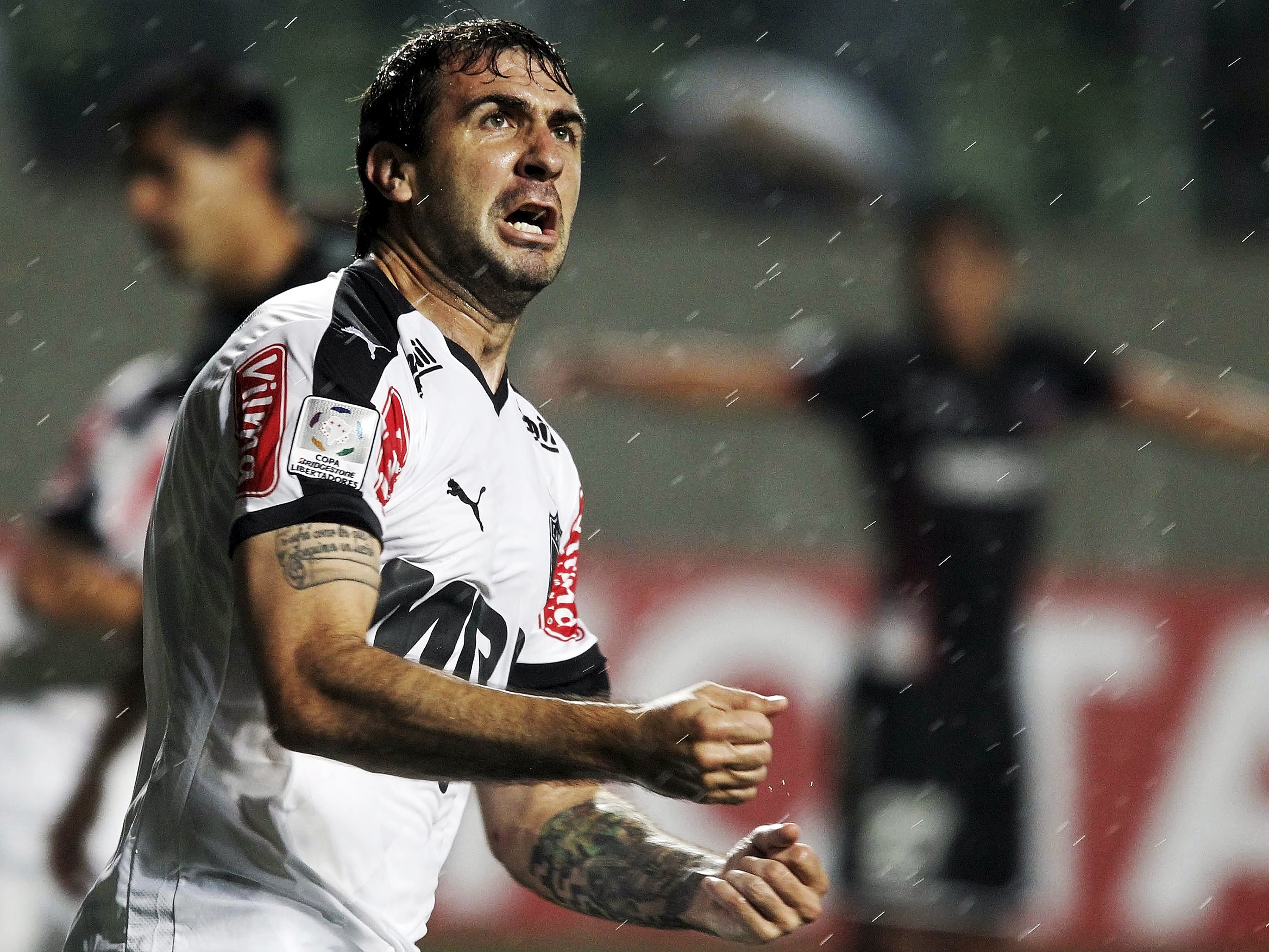 Atlético-MG arranca vitória por 2 a 0 e avança na Libertadores