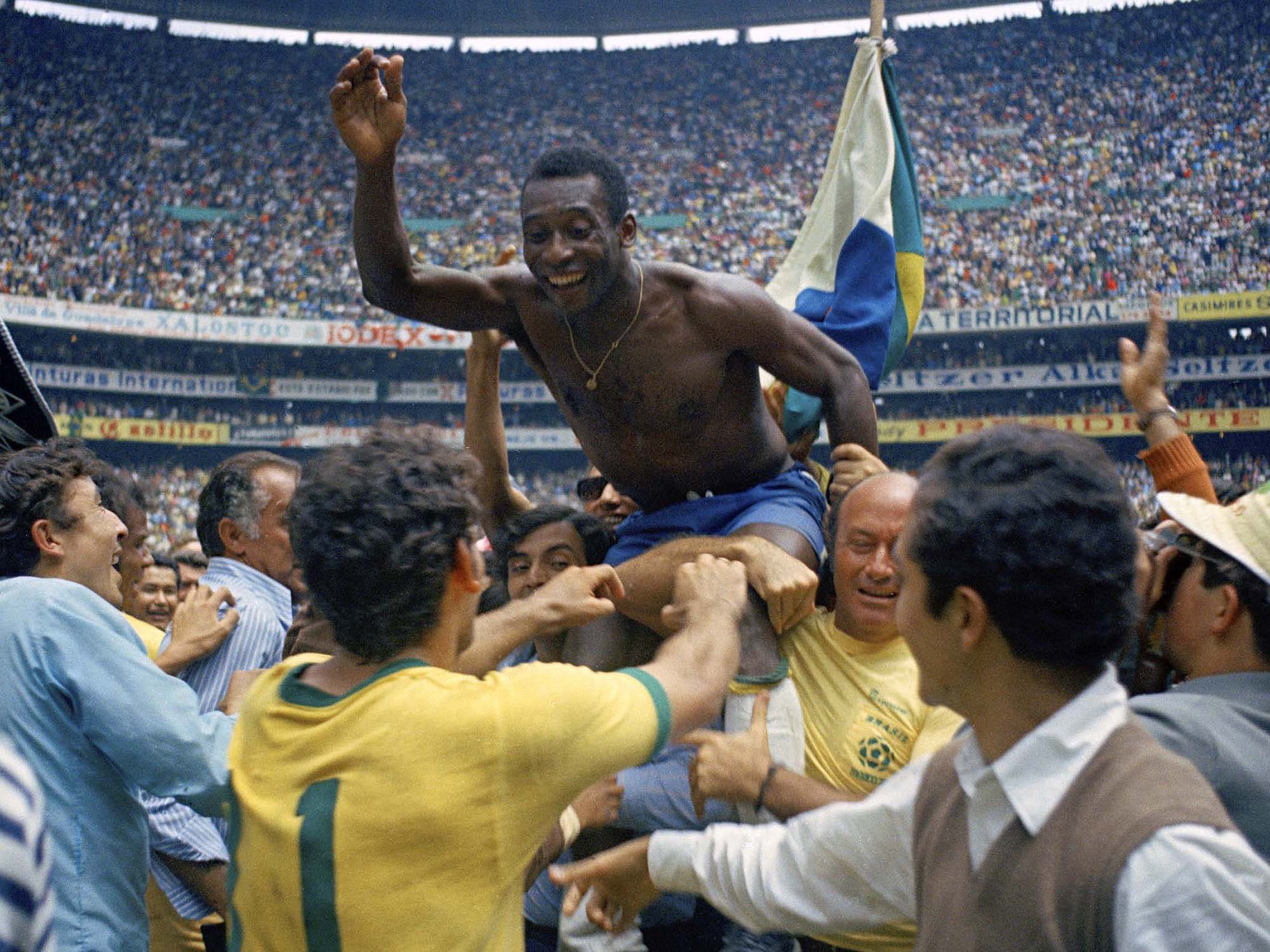 Pelé é carregado nos ombros após a final da Copa do Mundo contra a Itália, vitória por 4 a 1 e tri-campeonato mundial, na Cidade do México Estadio Azteca - 21/06/1970