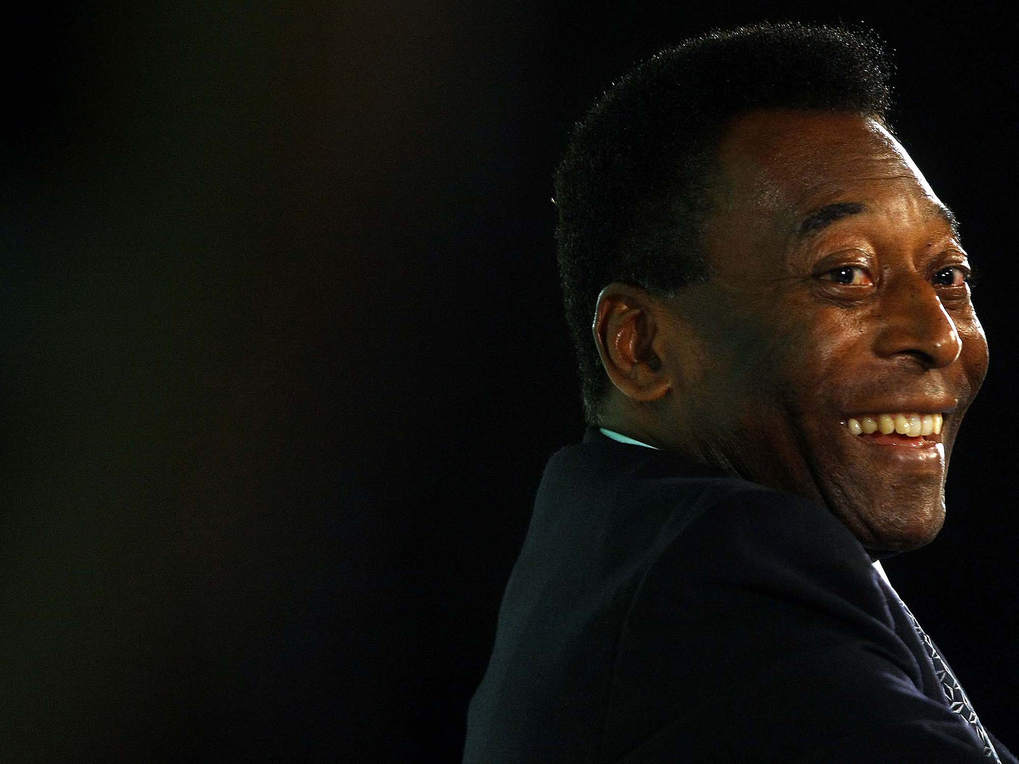 Após nova cirurgia no quadril, Pelé faz fisioterapia nos EUA