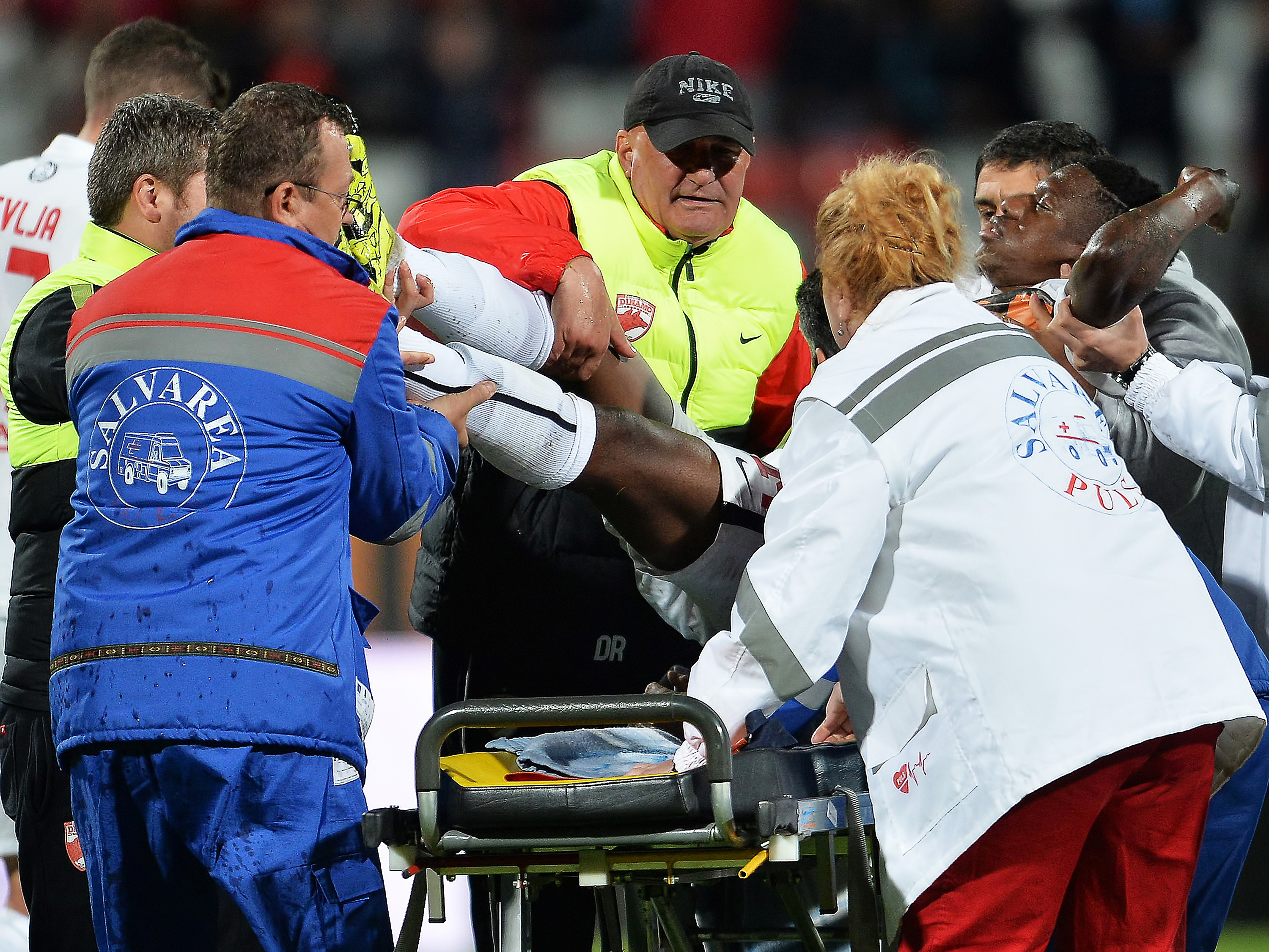 Jogador de futebol morre em campo após sofrer enfarte