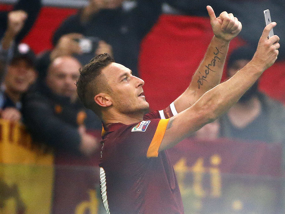 Com ‘selfie’ e dois gols de Totti, Roma empata clássico